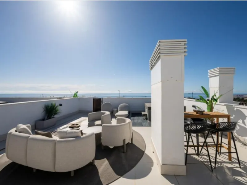 Höchster Wohnkomfort an der Küste: Dieses außergewöhnliche Penthouse in Reserva del Higuerón liegt nur 400 Meter von den goldenen Stränden Fuengirolas entfernt