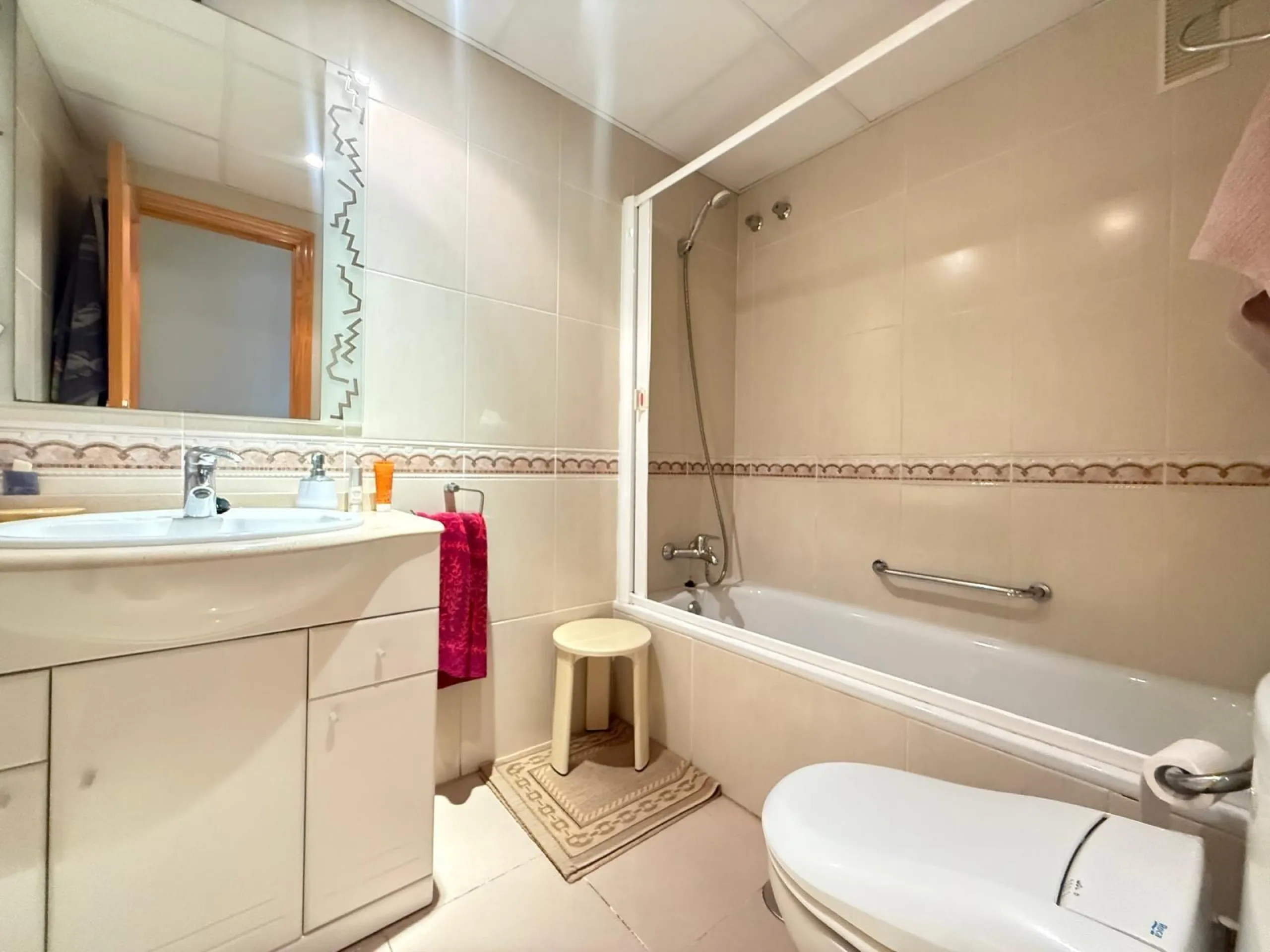 ESPACIOSA VIVIENDA DE 2 HABITACIONES Y 2 BAÑOS + PISCINA EN GUARDAMAR