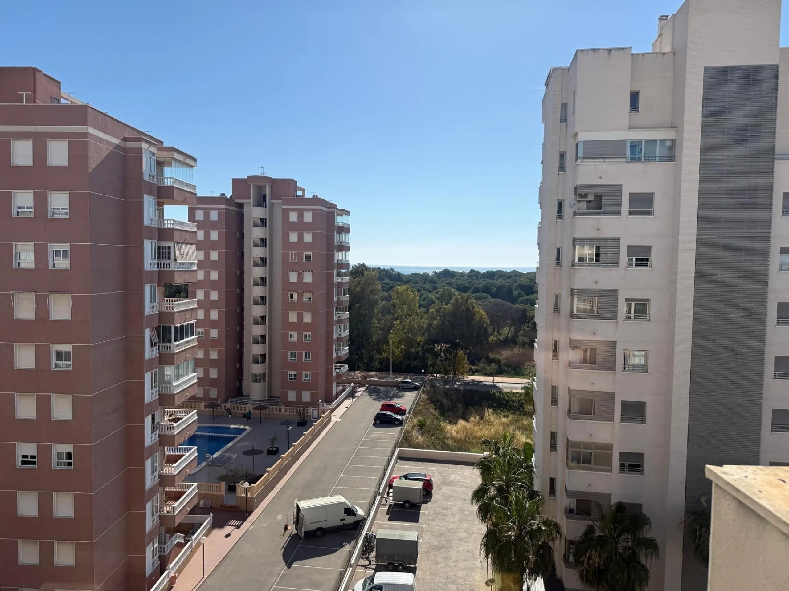 ESPACIOSA VIVIENDA DE 2 HABITACIONES Y 2 BAÑOS + PISCINA EN GUARDAMAR