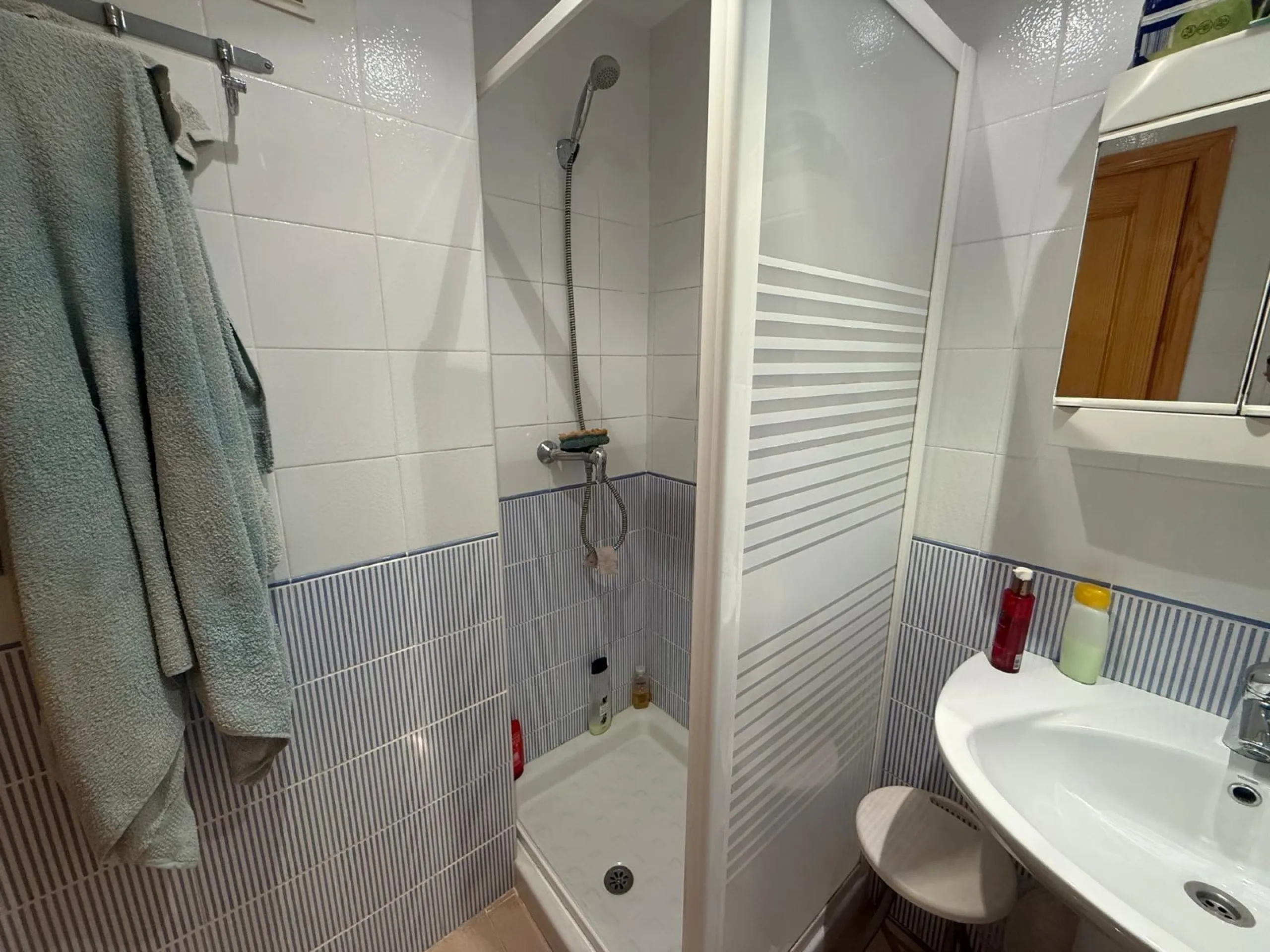 ESPACIOSA VIVIENDA DE 2 HABITACIONES Y 2 BAÑOS + PISCINA EN GUARDAMAR