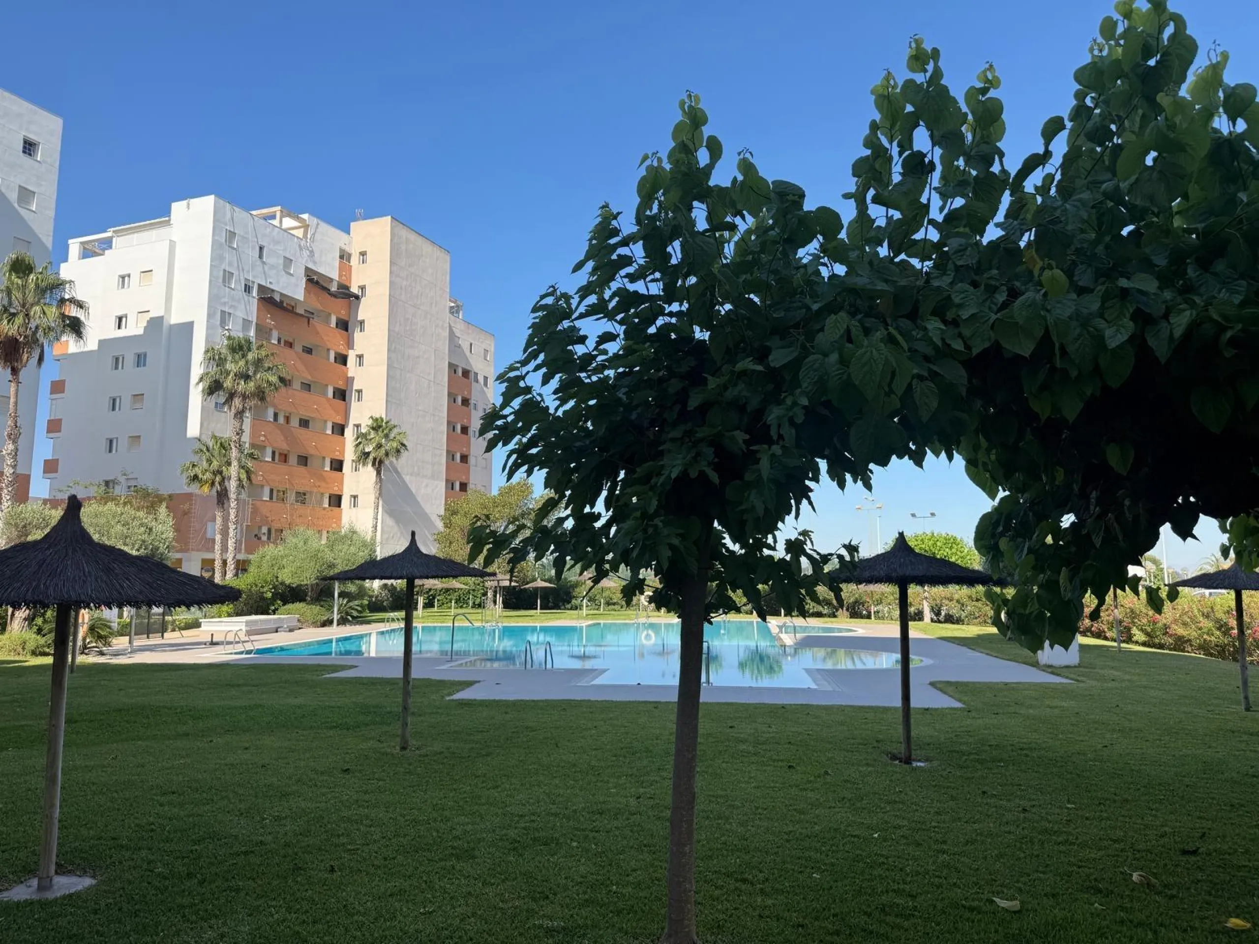 ESPACIOSA VIVIENDA DE 2 HABITACIONES Y 2 BAÑOS + PISCINA EN GUARDAMAR