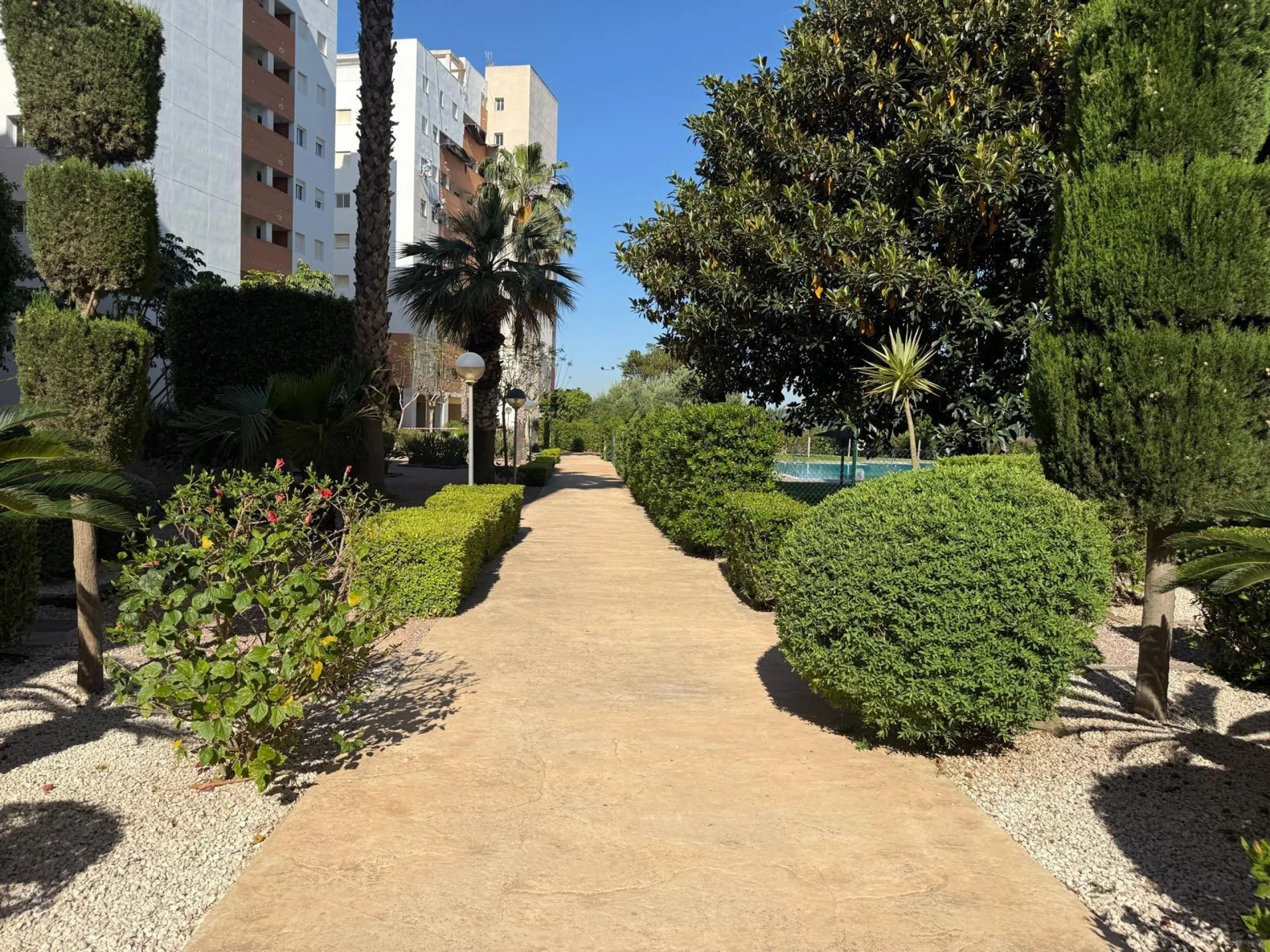 ESPACIOSA VIVIENDA DE 2 HABITACIONES Y 2 BAÑOS + PISCINA EN GUARDAMAR