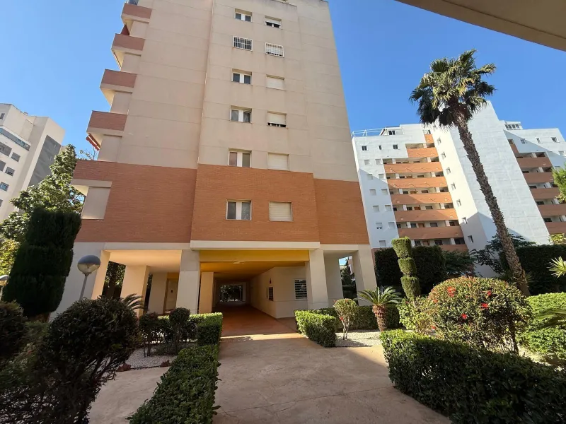 ESPACIOSA VIVIENDA DE 2 HABITACIONES Y 2 BAÑOS + PISCINA EN GUARDAMAR