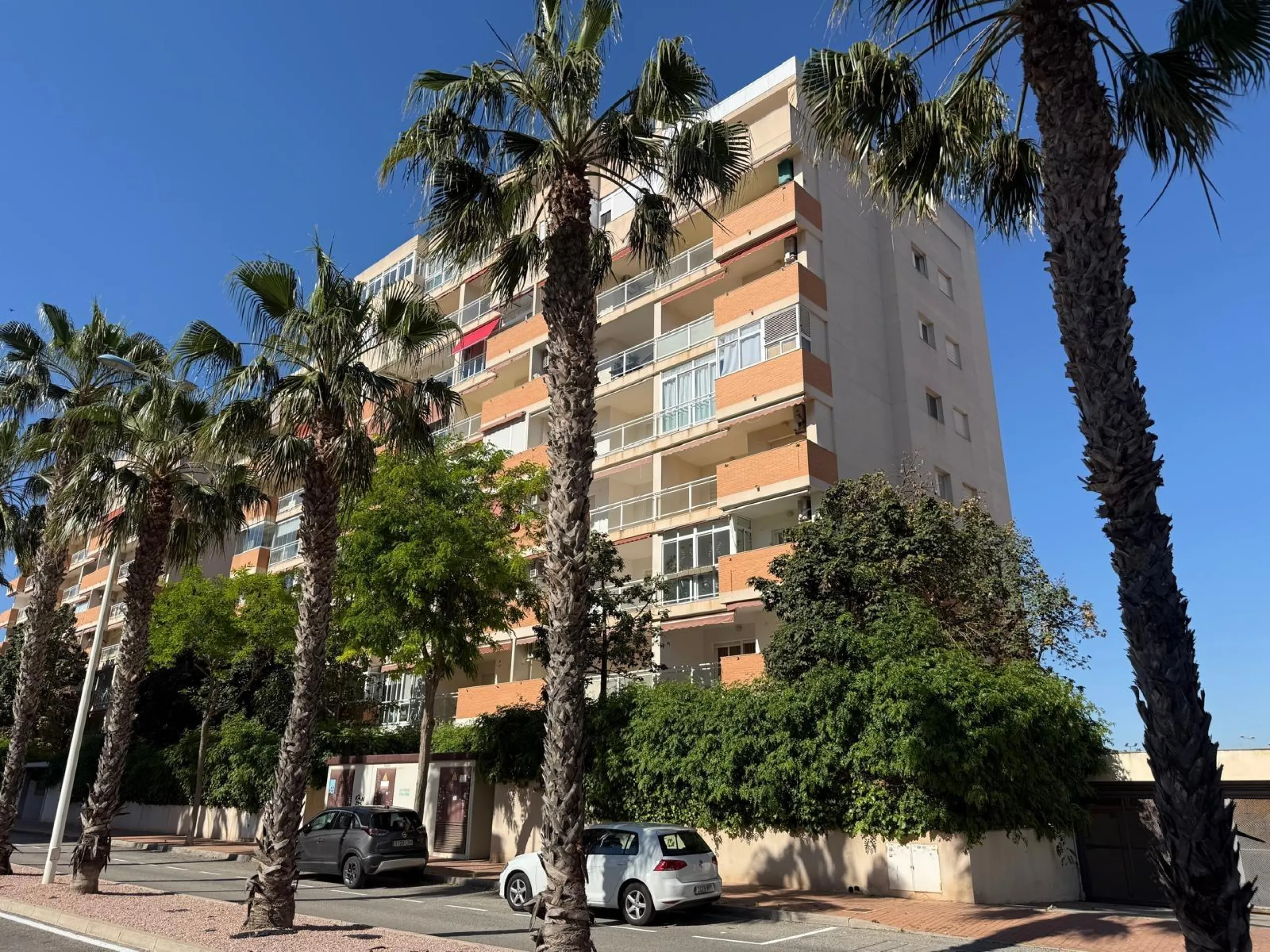 ESPACIOSA VIVIENDA DE 2 HABITACIONES Y 2 BAÑOS + PISCINA EN GUARDAMAR