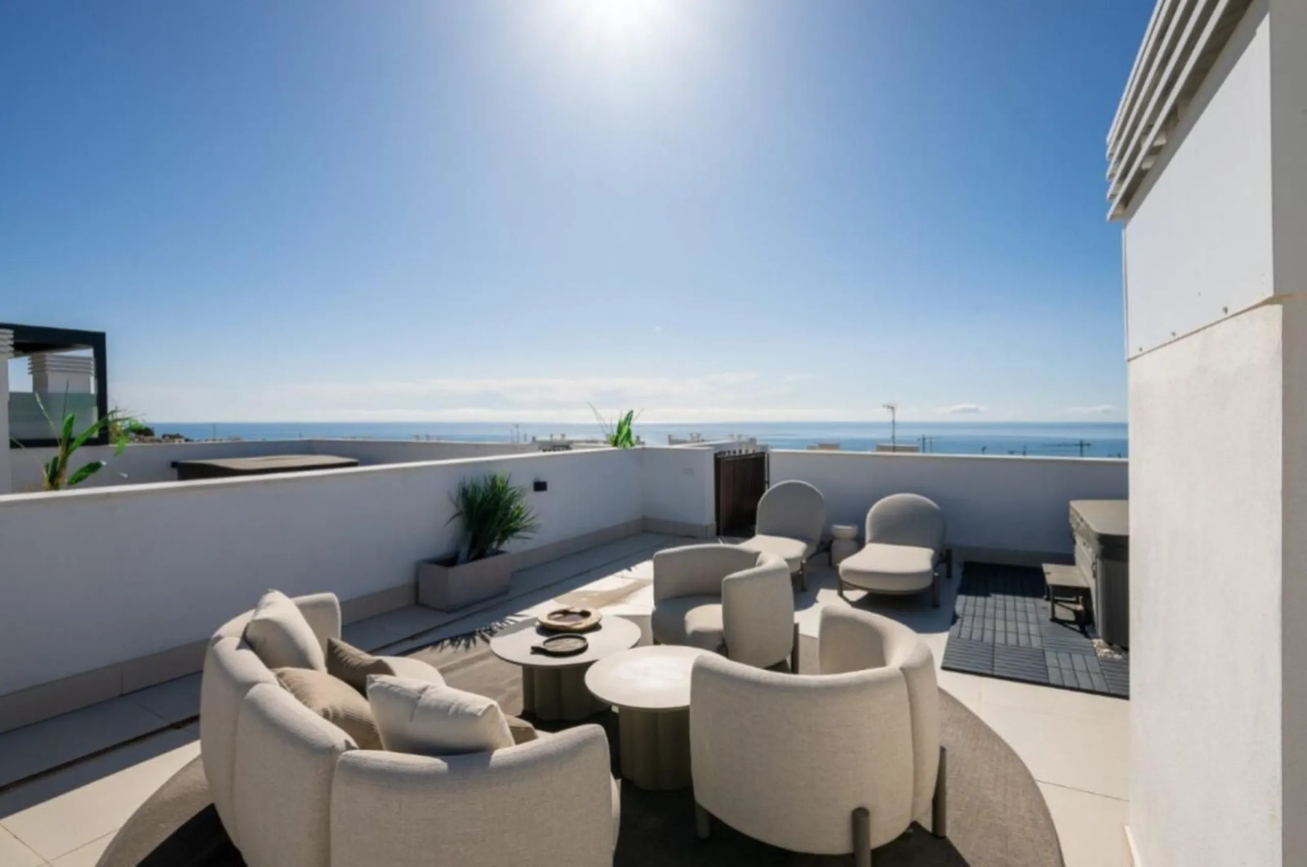 Höchster Wohnkomfort an der Küste: Dieses außergewöhnliche Penthouse in Reserva del Higuerón liegt nur 400 Meter von den goldenen Stränden Fuengirolas entfernt
