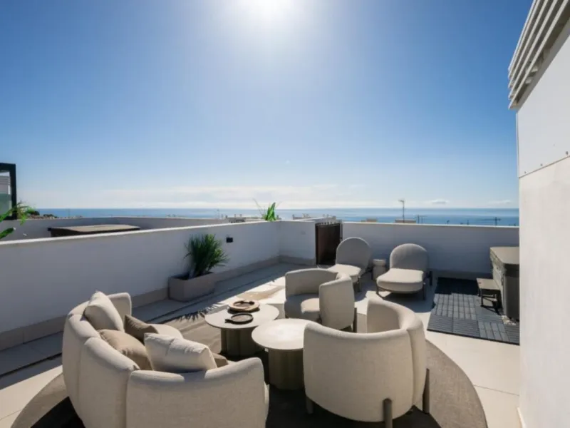 Höchster Wohnkomfort an der Küste: Dieses außergewöhnliche Penthouse in Reserva del Higuerón liegt nur 400 Meter von den goldenen Stränden Fuengirolas entfernt
