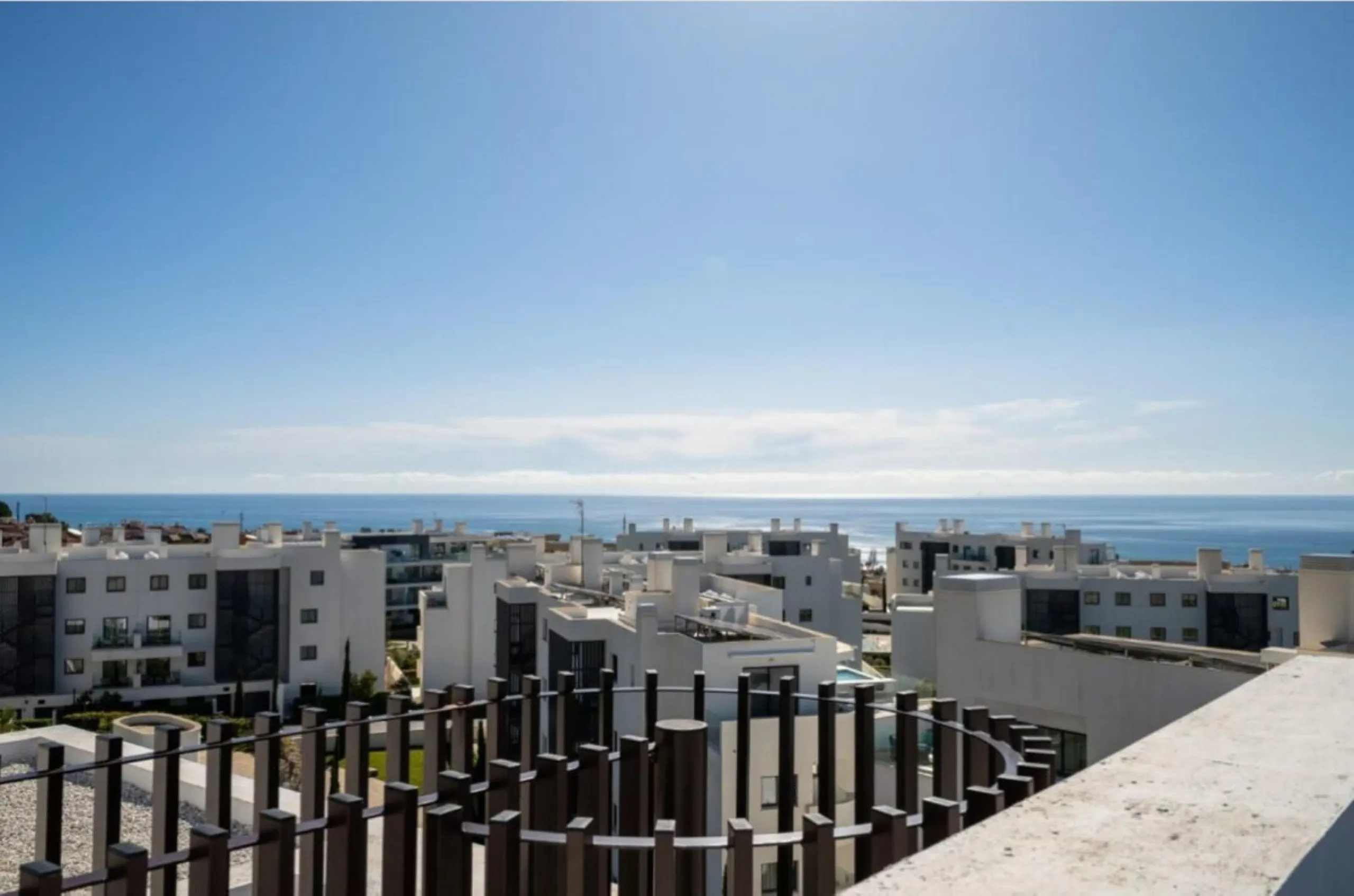 Höchster Wohnkomfort an der Küste: Dieses außergewöhnliche Penthouse in Reserva del Higuerón liegt nur 400 Meter von den goldenen Stränden Fuengirolas entfernt
