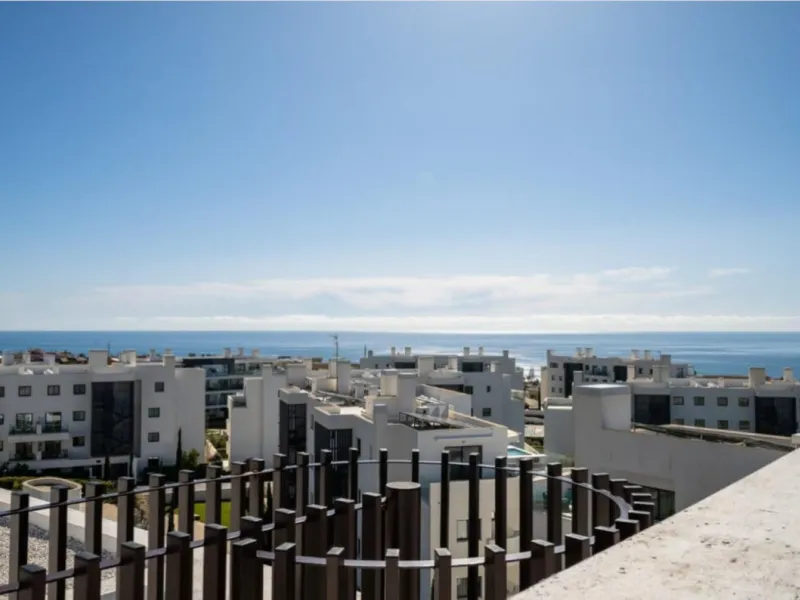 Höchster Wohnkomfort an der Küste: Dieses außergewöhnliche Penthouse in Reserva del Higuerón liegt nur 400 Meter von den goldenen Stränden Fuengirolas entfernt