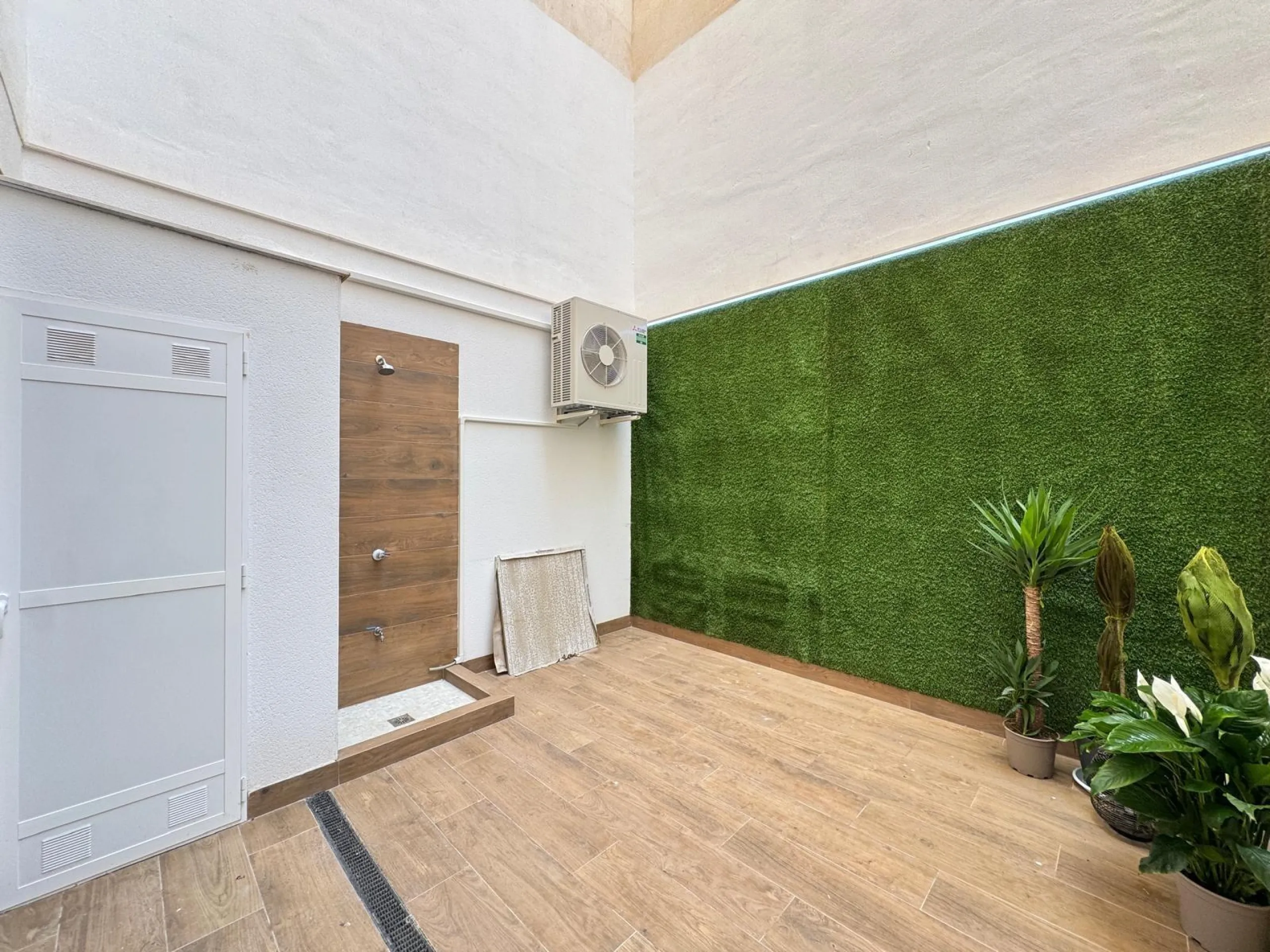 TOTALLY REFURBISHED APARTMENT 50 METERS FROM PLAYA DEL CURA. 2 BEDROOMS. 2 BATHROOMS. BUILT AREA 67 M2.