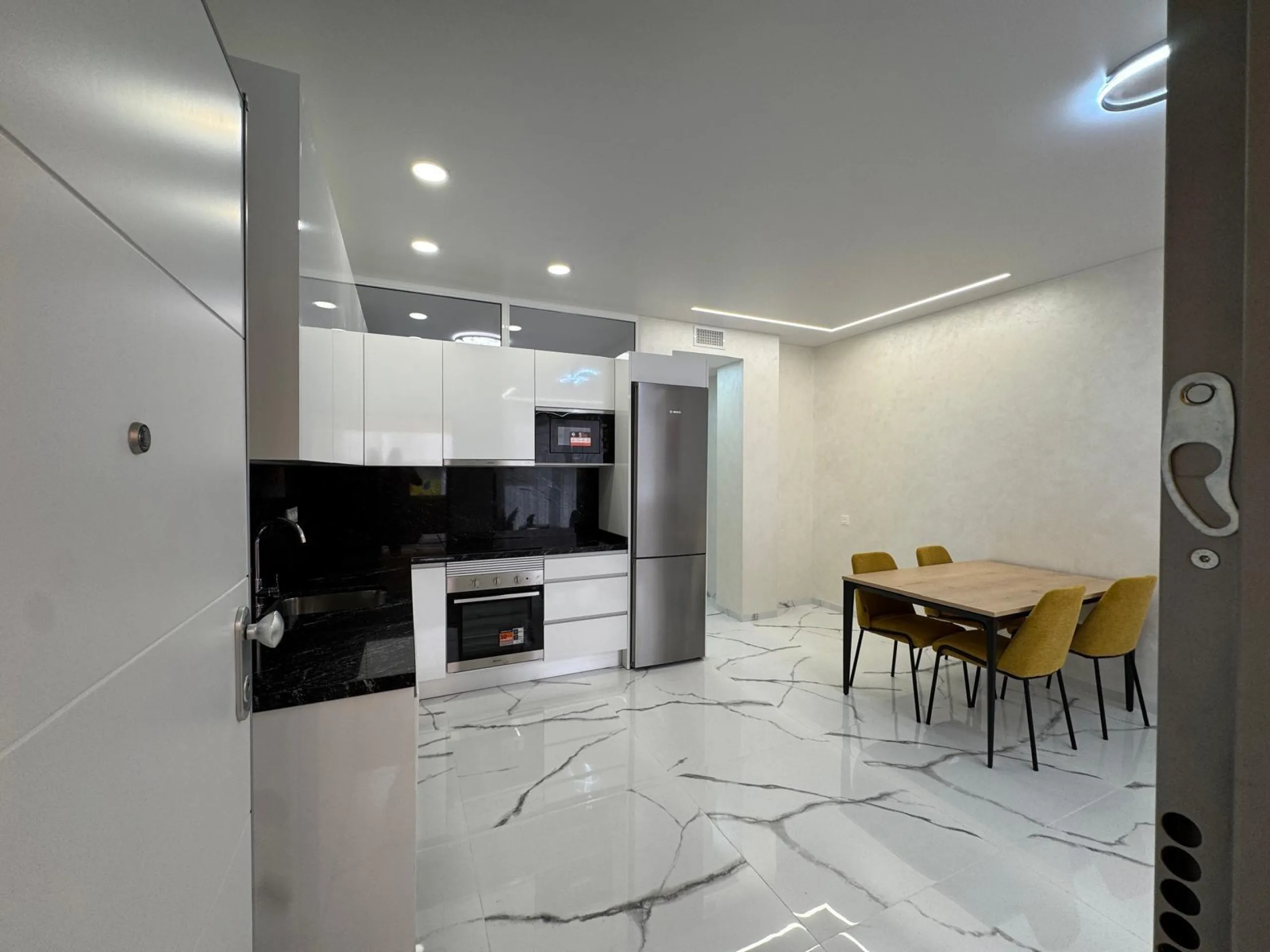 TOTALMENTE REFORMADO APARTAMENTO A 50 METROS DE PLAYA DEL CURA. 2 DORM. 2 BAÑOS. SUPERFICIE CONSTRUIDA 67 M2.