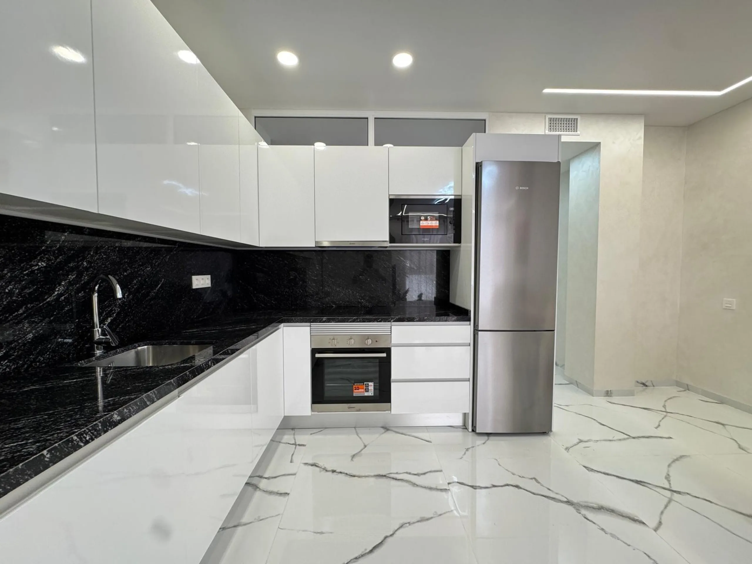 TOTALMENTE REFORMADO APARTAMENTO A 50 METROS DE PLAYA DEL CURA. 2 DORM. 2 BAÑOS. SUPERFICIE CONSTRUIDA 67 M2.
