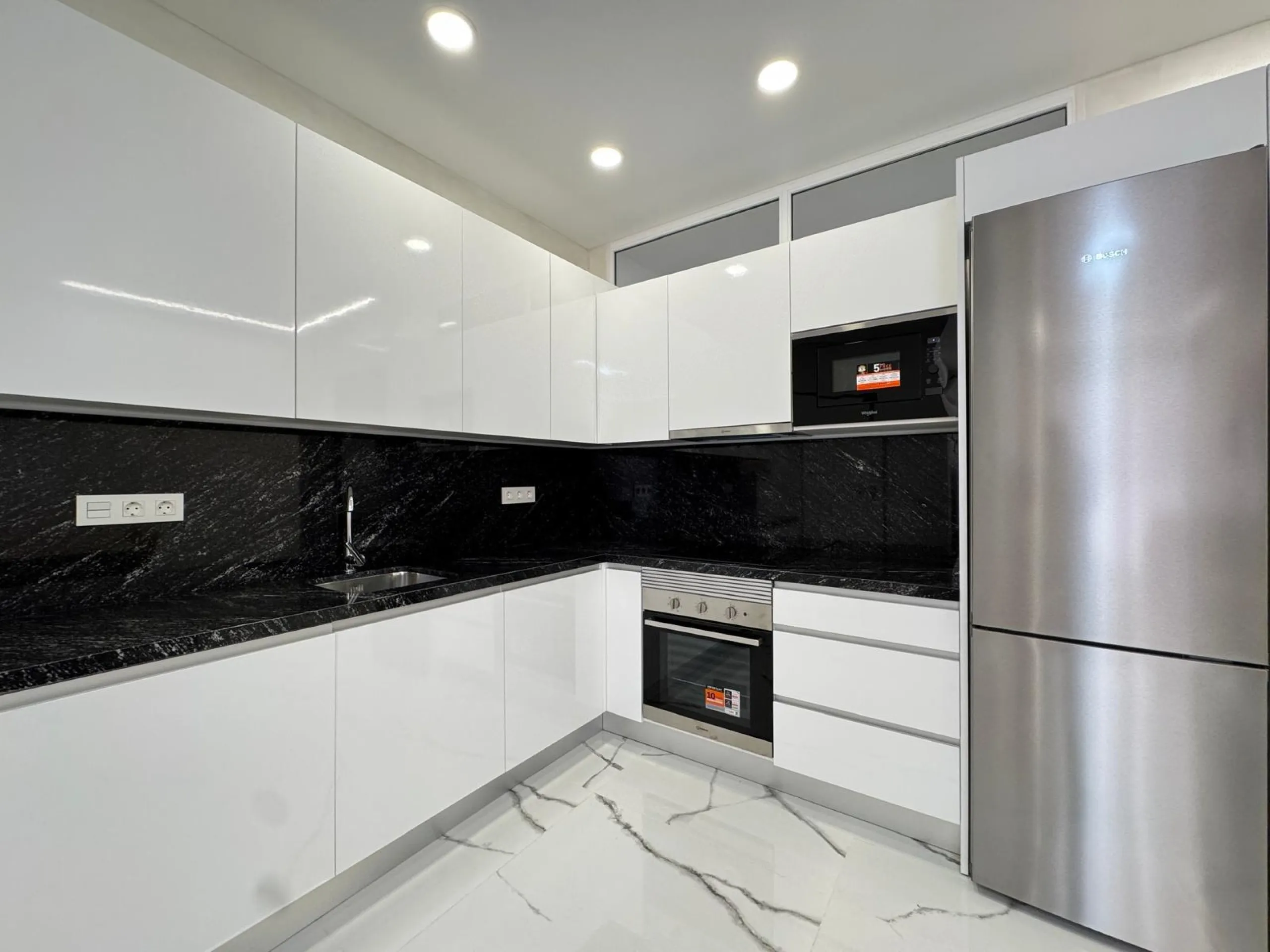 TOTALMENTE REFORMADO APARTAMENTO A 50 METROS DE PLAYA DEL CURA. 2 DORM. 2 BAÑOS. SUPERFICIE CONSTRUIDA 67 M2.