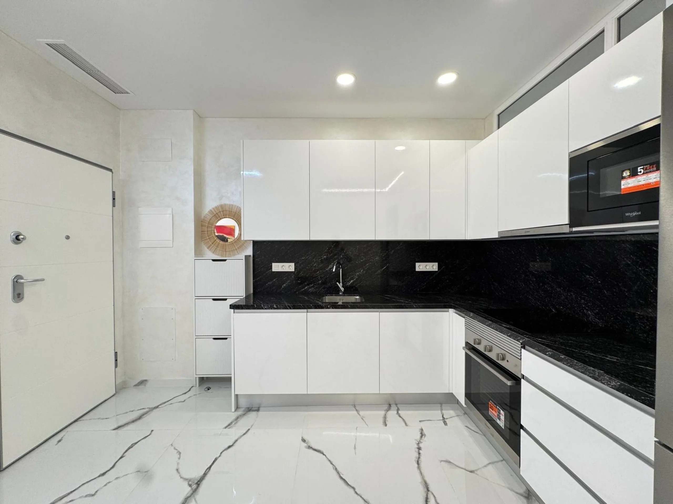 TOTALMENTE REFORMADO APARTAMENTO A 50 METROS DE PLAYA DEL CURA. 2 DORM. 2 BAÑOS. SUPERFICIE CONSTRUIDA 67 M2.