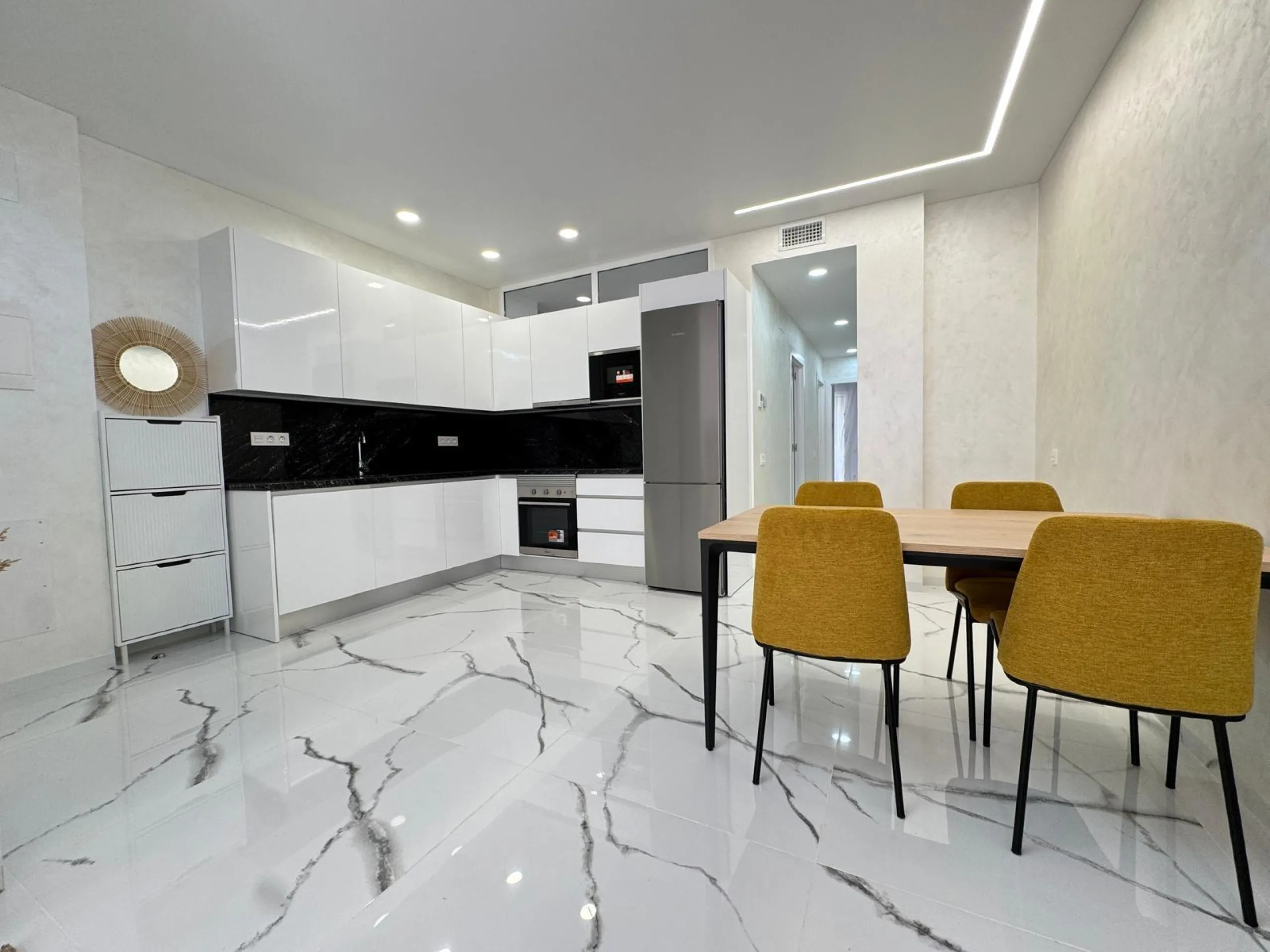 TOTALMENTE REFORMADO APARTAMENTO A 50 METROS DE PLAYA DEL CURA. 2 DORM. 2 BAÑOS. SUPERFICIE CONSTRUIDA 67 M2.