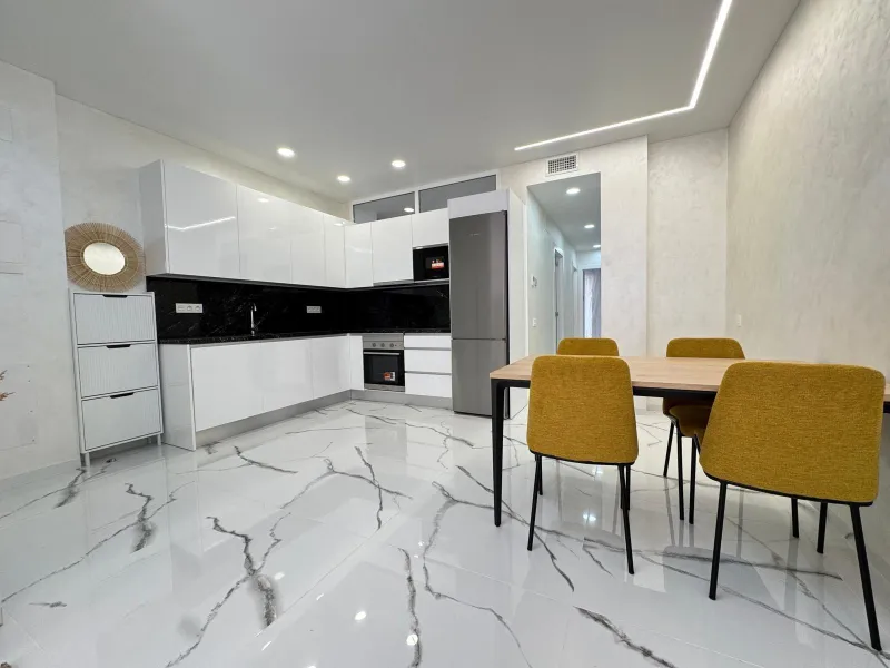 TOTALMENTE REFORMADO APARTAMENTO A 50 METROS DE PLAYA DEL CURA. 2 DORM. 2 BAÑOS. SUPERFICIE CONSTRUIDA 67 M2.