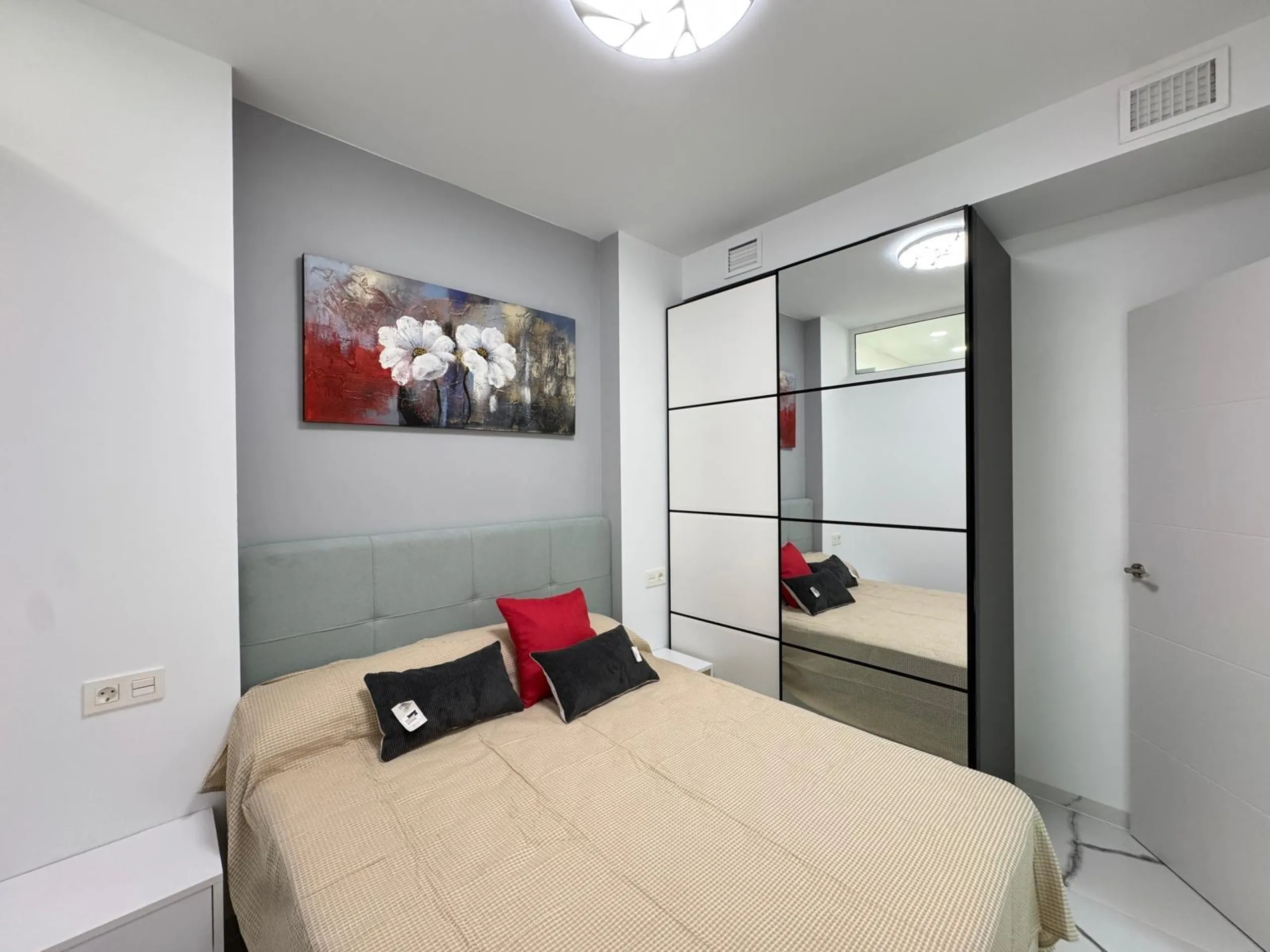 TOTALMENTE REFORMADO APARTAMENTO A 50 METROS DE PLAYA DEL CURA. 2 DORM. 2 BAÑOS. SUPERFICIE CONSTRUIDA 67 M2.