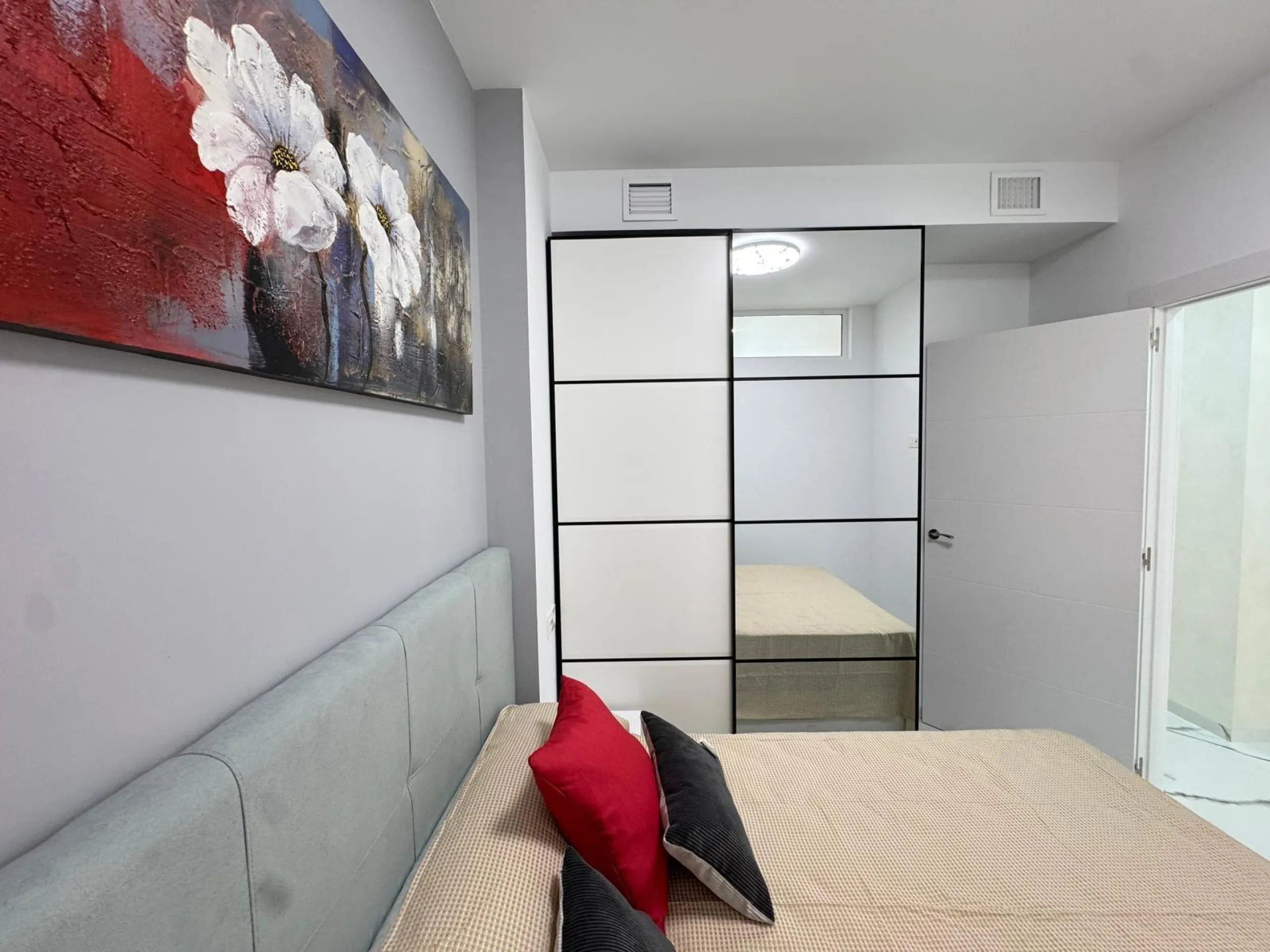 TOTALMENTE REFORMADO APARTAMENTO A 50 METROS DE PLAYA DEL CURA. 2 DORM. 2 BAÑOS. SUPERFICIE CONSTRUIDA 67 M2.