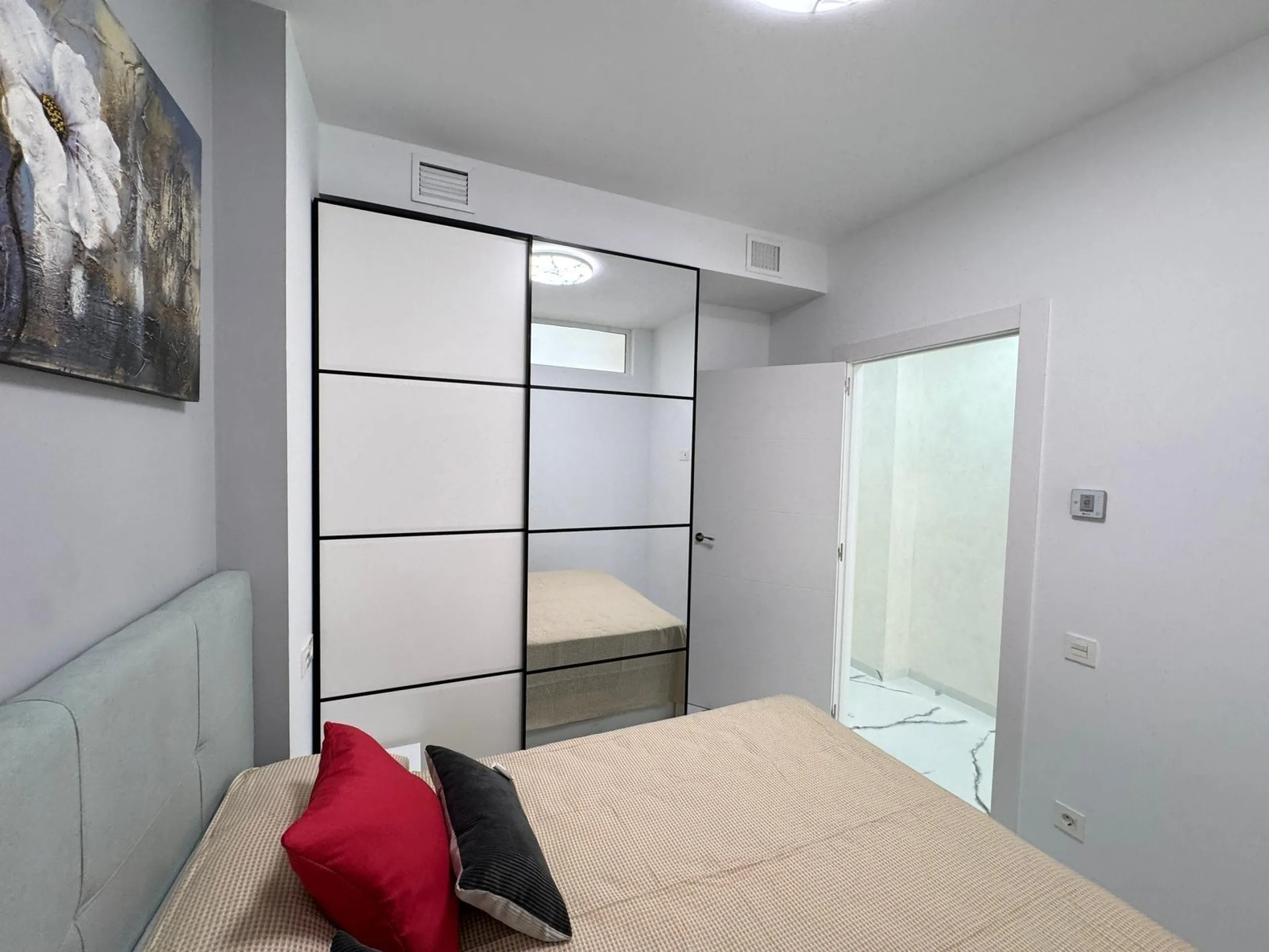 TOTALMENTE REFORMADO APARTAMENTO A 50 METROS DE PLAYA DEL CURA. 2 DORM. 2 BAÑOS. SUPERFICIE CONSTRUIDA 67 M2.
