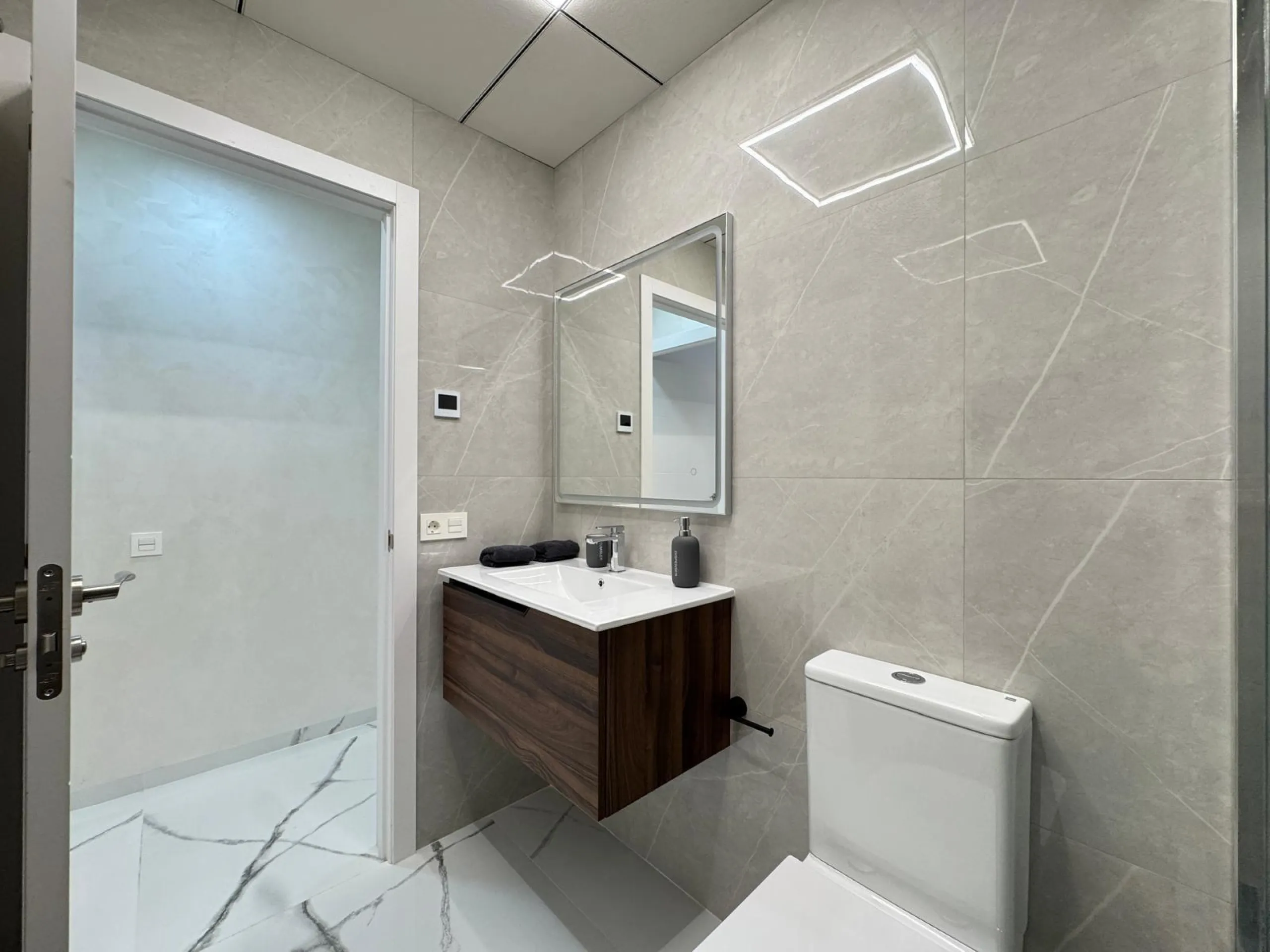 TOTALMENTE REFORMADO APARTAMENTO A 50 METROS DE PLAYA DEL CURA. 2 DORM. 2 BAÑOS. SUPERFICIE CONSTRUIDA 67 M2.