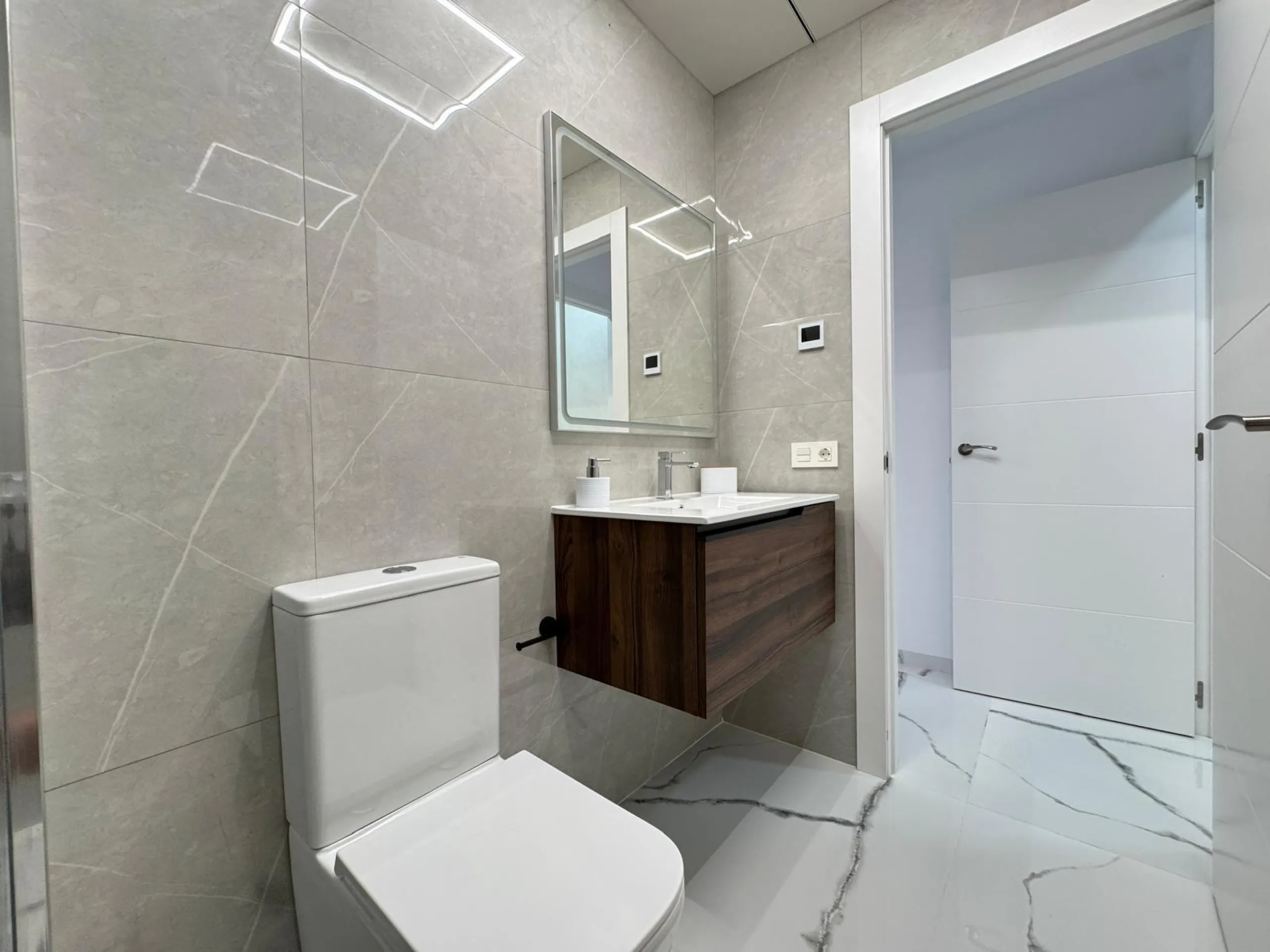 TOTALMENTE REFORMADO APARTAMENTO A 50 METROS DE PLAYA DEL CURA. 2 DORM. 2 BAÑOS. SUPERFICIE CONSTRUIDA 67 M2.