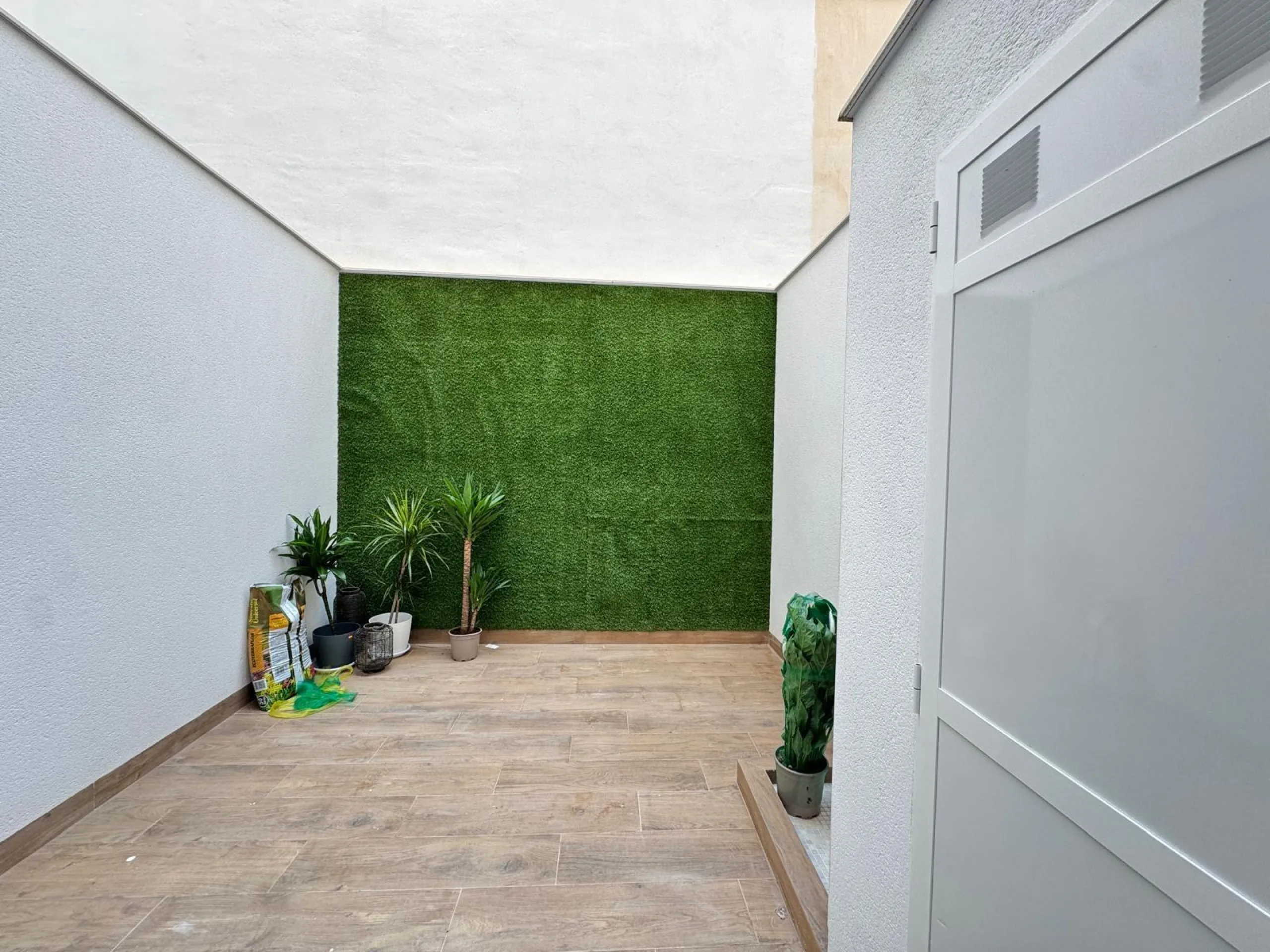 TOTALMENTE REFORMADO APARTAMENTO A 50 METROS DE PLAYA DEL CURA. 2 DORM. 2 BAÑOS. SUPERFICIE CONSTRUIDA 67 M2.