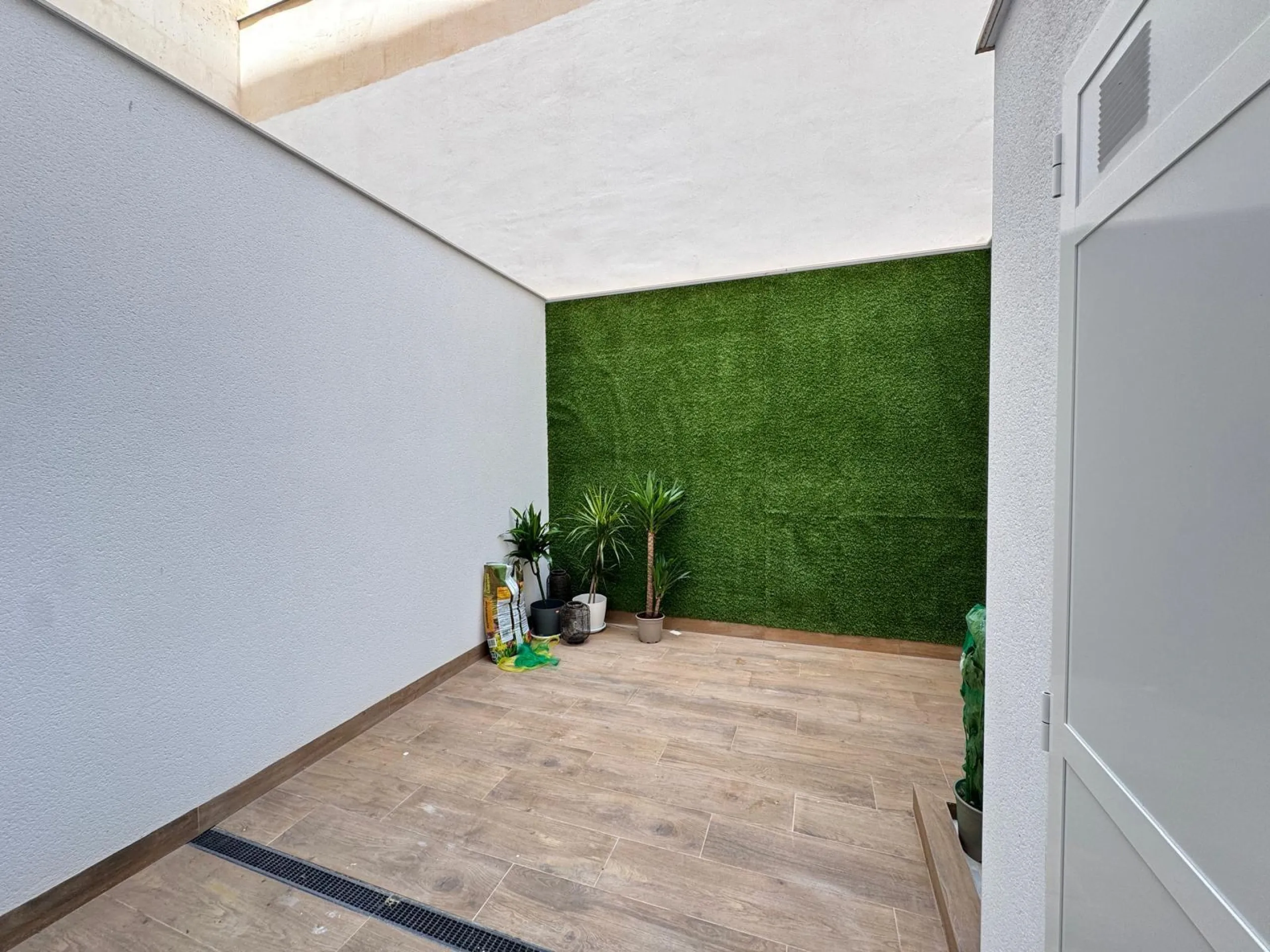 TOTALMENTE REFORMADO APARTAMENTO A 50 METROS DE PLAYA DEL CURA. 2 DORM. 2 BAÑOS. SUPERFICIE CONSTRUIDA 67 M2.