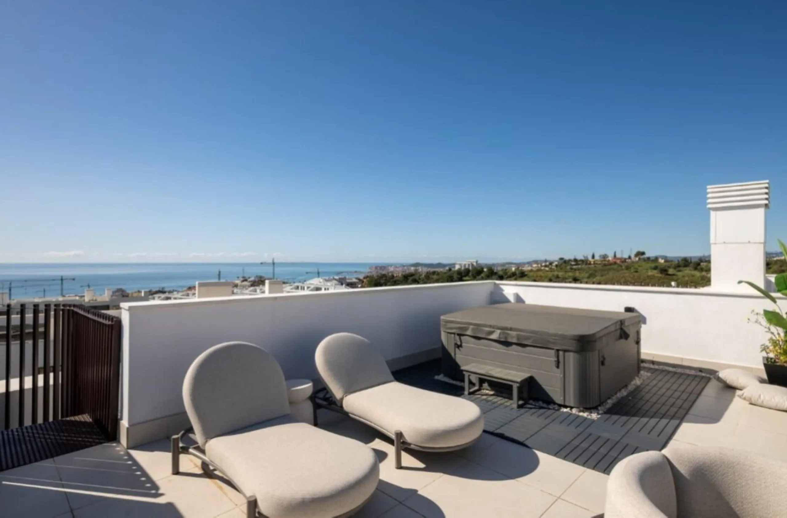 Höchster Wohnkomfort an der Küste: Dieses außergewöhnliche Penthouse in Reserva del Higuerón liegt nur 400 Meter von den goldenen Stränden Fuengirolas entfernt