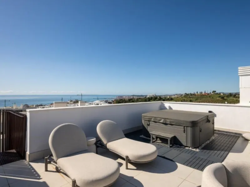 Höchster Wohnkomfort an der Küste: Dieses außergewöhnliche Penthouse in Reserva del Higuerón liegt nur 400 Meter von den goldenen Stränden Fuengirolas entfernt