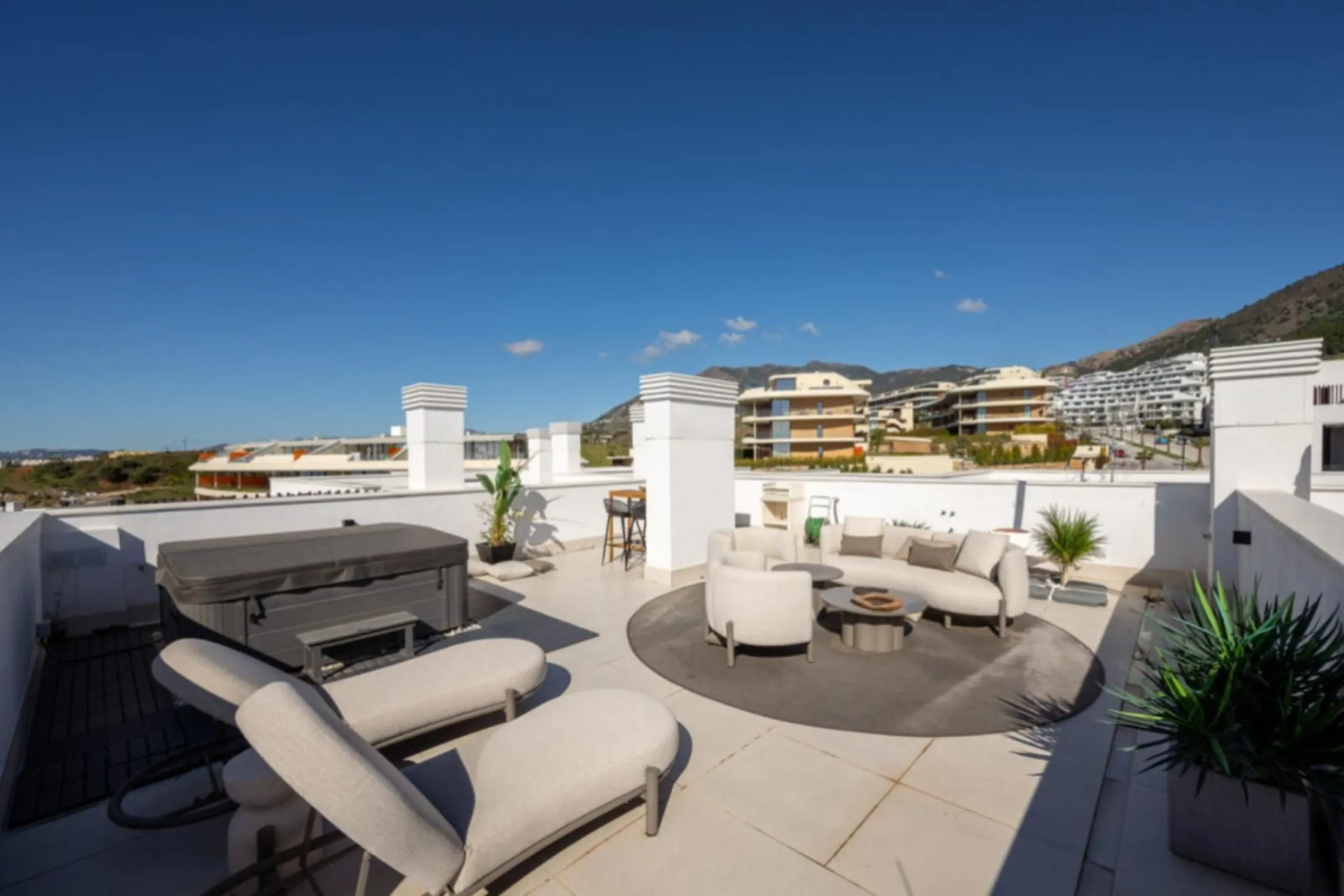 Höchster Wohnkomfort an der Küste: Dieses außergewöhnliche Penthouse in Reserva del Higuerón liegt nur 400 Meter von den goldenen Stränden Fuengirolas entfernt
