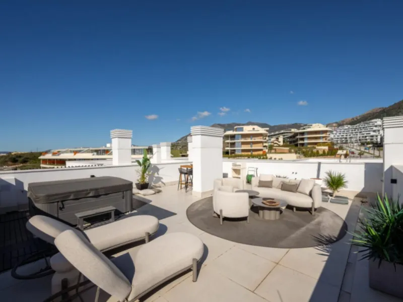 Höchster Wohnkomfort an der Küste: Dieses außergewöhnliche Penthouse in Reserva del Higuerón liegt nur 400 Meter von den goldenen Stränden Fuengirolas entfernt