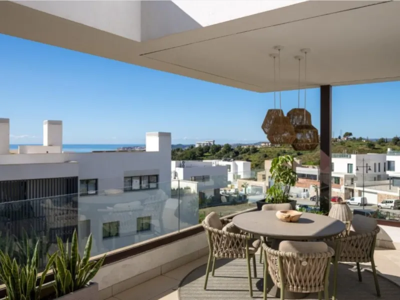 Höchster Wohnkomfort an der Küste: Dieses außergewöhnliche Penthouse in Reserva del Higuerón liegt nur 400 Meter von den goldenen Stränden Fuengirolas entfernt