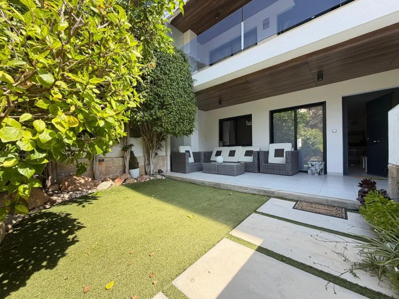 APARTAMENTO CON JARDÍN PRIVADO DE 30 M2 EN CAMPOAMOR. 3 DORM. 2 BAÑOS. CON PISCINA COMUN.SUPERFICIE DE 93 M2.