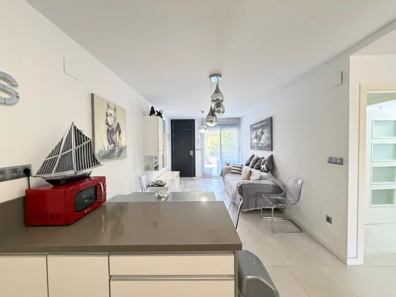 АПАРТАМЕНТЫ С ПРИВАТНЫМ УЧАСТКОМ 30 М2 В КАМПОАМОР. 3 СПАЛЬНИ. 2 ВАННЫЕ. ПЛОЩАДЬ 93 М2. ОБЩИЙ БАССЕЙН