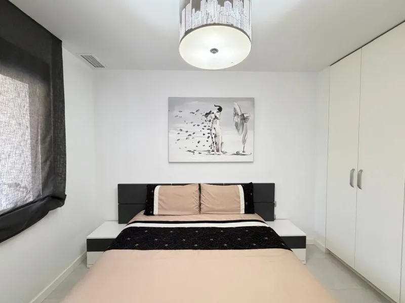 АПАРТАМЕНТЫ С ПРИВАТНЫМ УЧАСТКОМ 30 М2 В КАМПОАМОР. 3 СПАЛЬНИ. 2 ВАННЫЕ. ПЛОЩАДЬ 93 М2. ОБЩИЙ БАССЕЙН