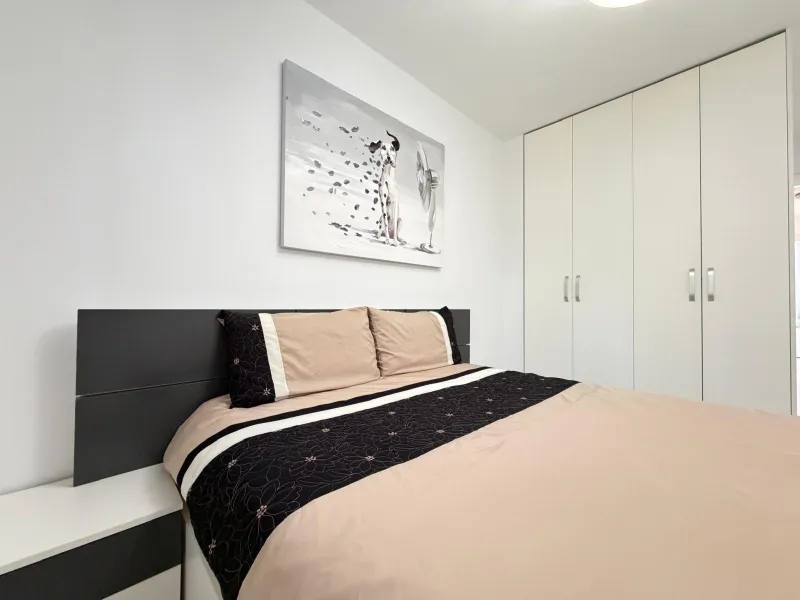 АПАРТАМЕНТЫ С ПРИВАТНЫМ УЧАСТКОМ 30 М2 В КАМПОАМОР. 3 СПАЛЬНИ. 2 ВАННЫЕ. ПЛОЩАДЬ 93 М2. ОБЩИЙ БАССЕЙН