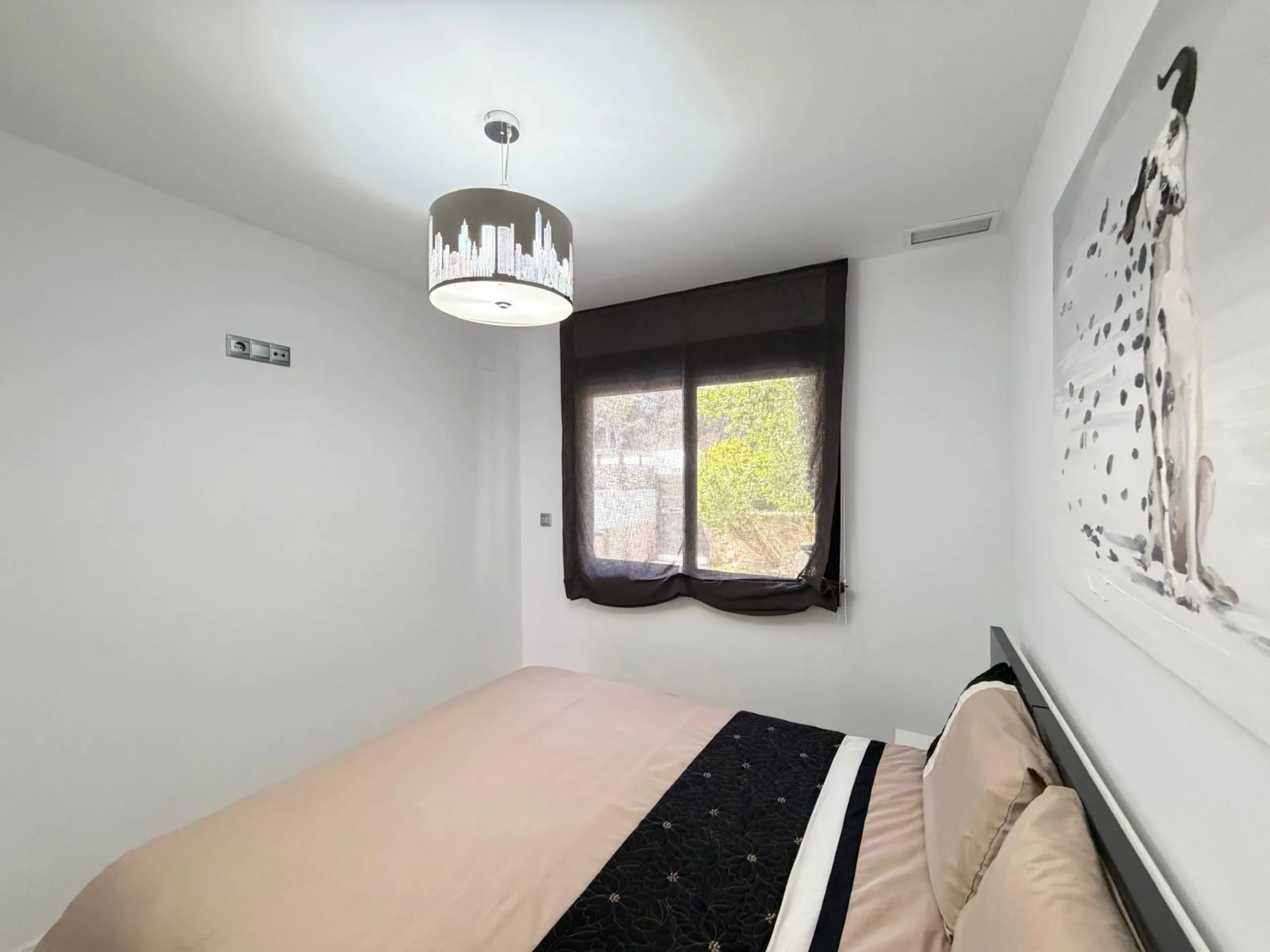 АПАРТАМЕНТЫ С ПРИВАТНЫМ УЧАСТКОМ 30 М2 В КАМПОАМОР. 3 СПАЛЬНИ. 2 ВАННЫЕ. ПЛОЩАДЬ 93 М2. ОБЩИЙ БАССЕЙН