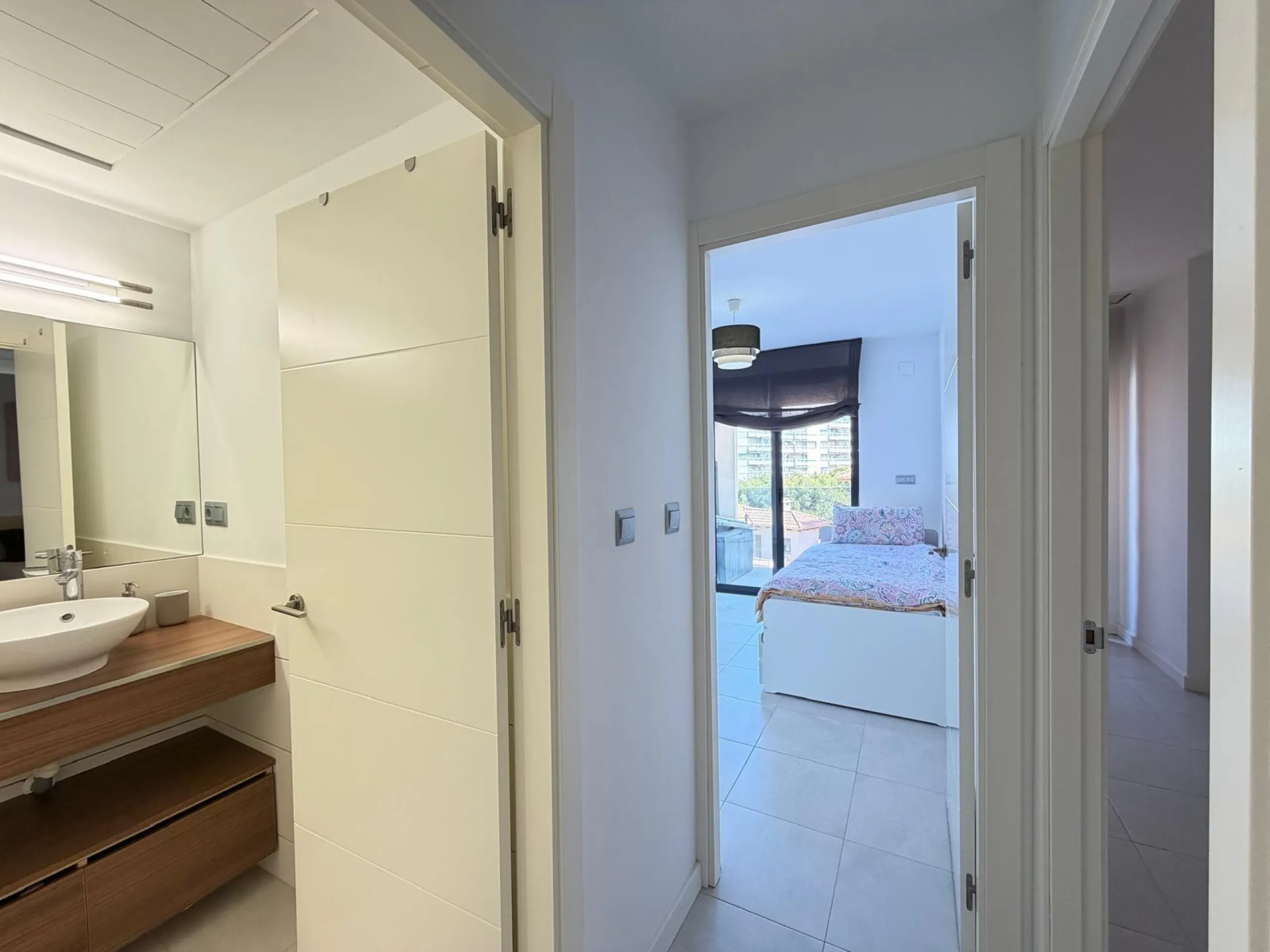 АПАРТАМЕНТЫ С ПРИВАТНЫМ УЧАСТКОМ 30 М2 В КАМПОАМОР. 3 СПАЛЬНИ. 2 ВАННЫЕ. ПЛОЩАДЬ 93 М2. ОБЩИЙ БАССЕЙН