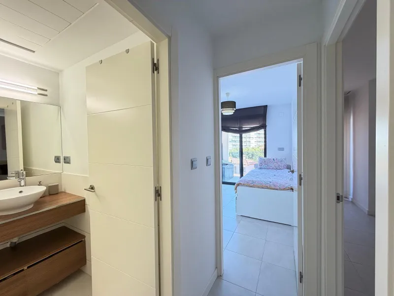 АПАРТАМЕНТЫ С ПРИВАТНЫМ УЧАСТКОМ 30 М2 В КАМПОАМОР. 3 СПАЛЬНИ. 2 ВАННЫЕ. ПЛОЩАДЬ 93 М2. ОБЩИЙ БАССЕЙН
