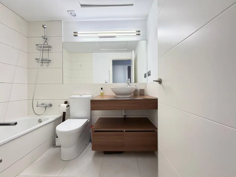 АПАРТАМЕНТЫ С ПРИВАТНЫМ УЧАСТКОМ 30 М2 В КАМПОАМОР. 3 СПАЛЬНИ. 2 ВАННЫЕ. ПЛОЩАДЬ 93 М2. ОБЩИЙ БАССЕЙН