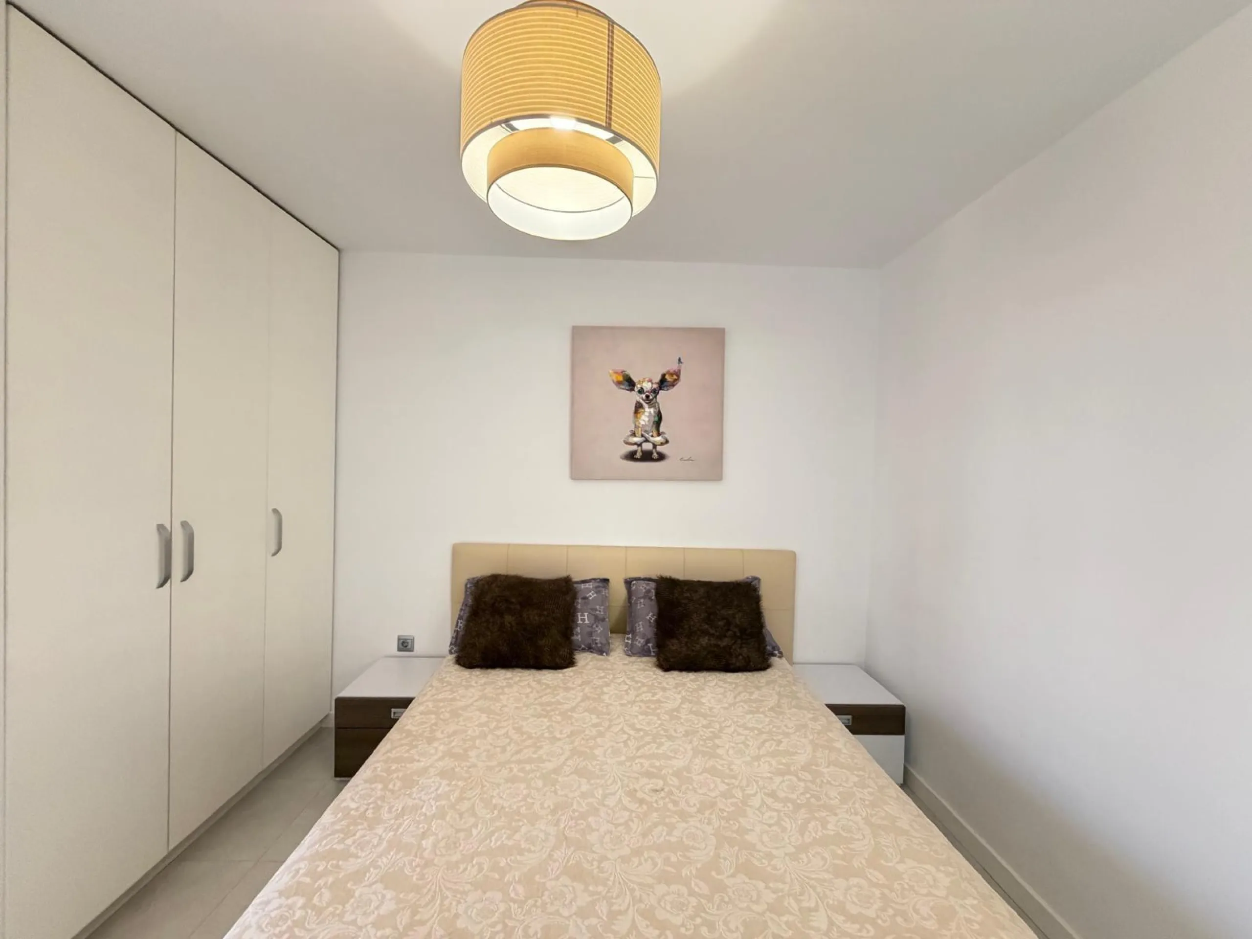 АПАРТАМЕНТЫ С ПРИВАТНЫМ УЧАСТКОМ 30 М2 В КАМПОАМОР. 3 СПАЛЬНИ. 2 ВАННЫЕ. ПЛОЩАДЬ 93 М2. ОБЩИЙ БАССЕЙН