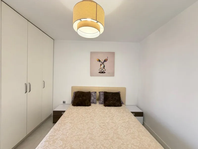 АПАРТАМЕНТЫ С ПРИВАТНЫМ УЧАСТКОМ 30 М2 В КАМПОАМОР. 3 СПАЛЬНИ. 2 ВАННЫЕ. ПЛОЩАДЬ 93 М2. ОБЩИЙ БАССЕЙН