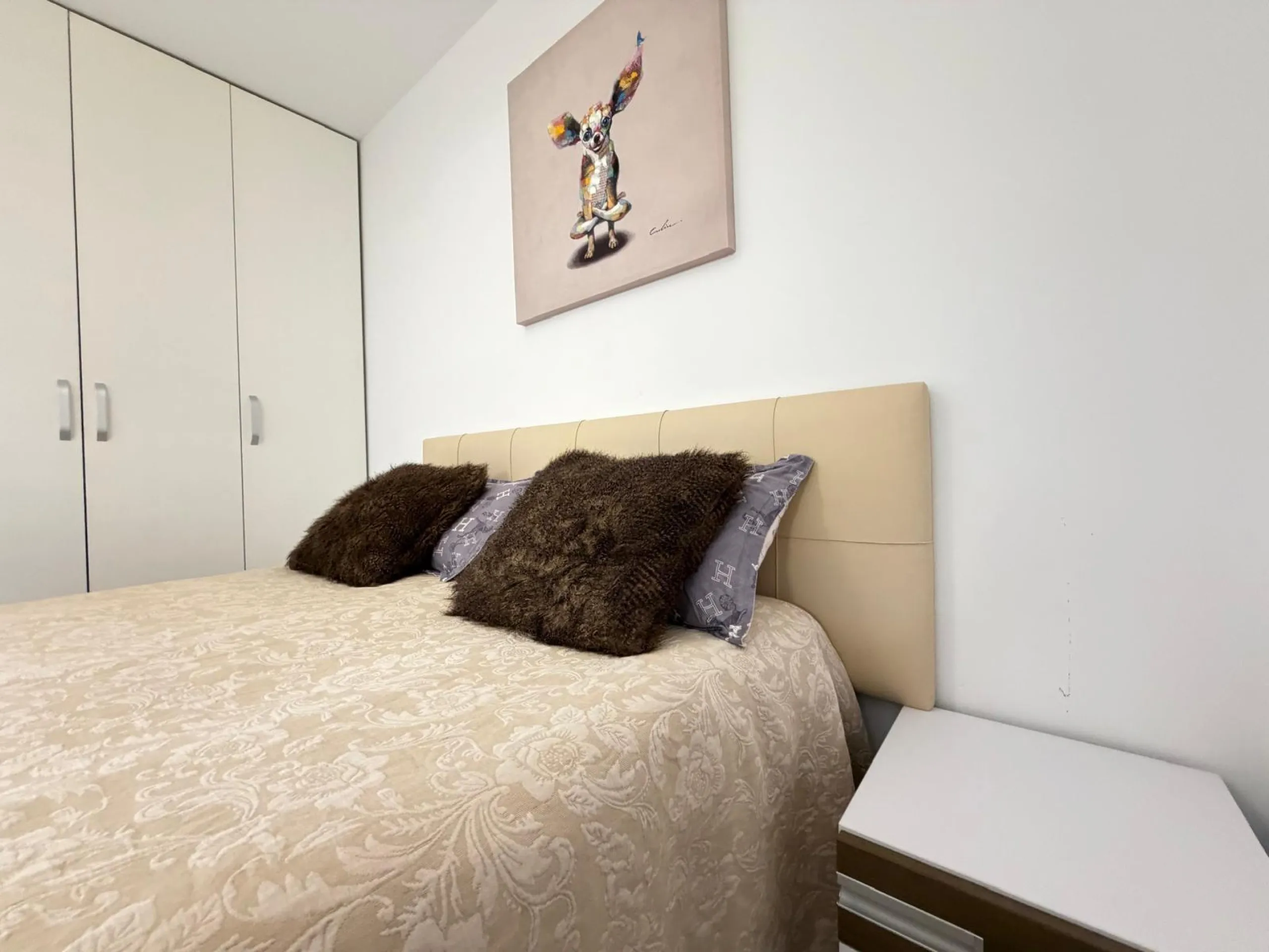 АПАРТАМЕНТЫ С ПРИВАТНЫМ УЧАСТКОМ 30 М2 В КАМПОАМОР. 3 СПАЛЬНИ. 2 ВАННЫЕ. ПЛОЩАДЬ 93 М2. ОБЩИЙ БАССЕЙН