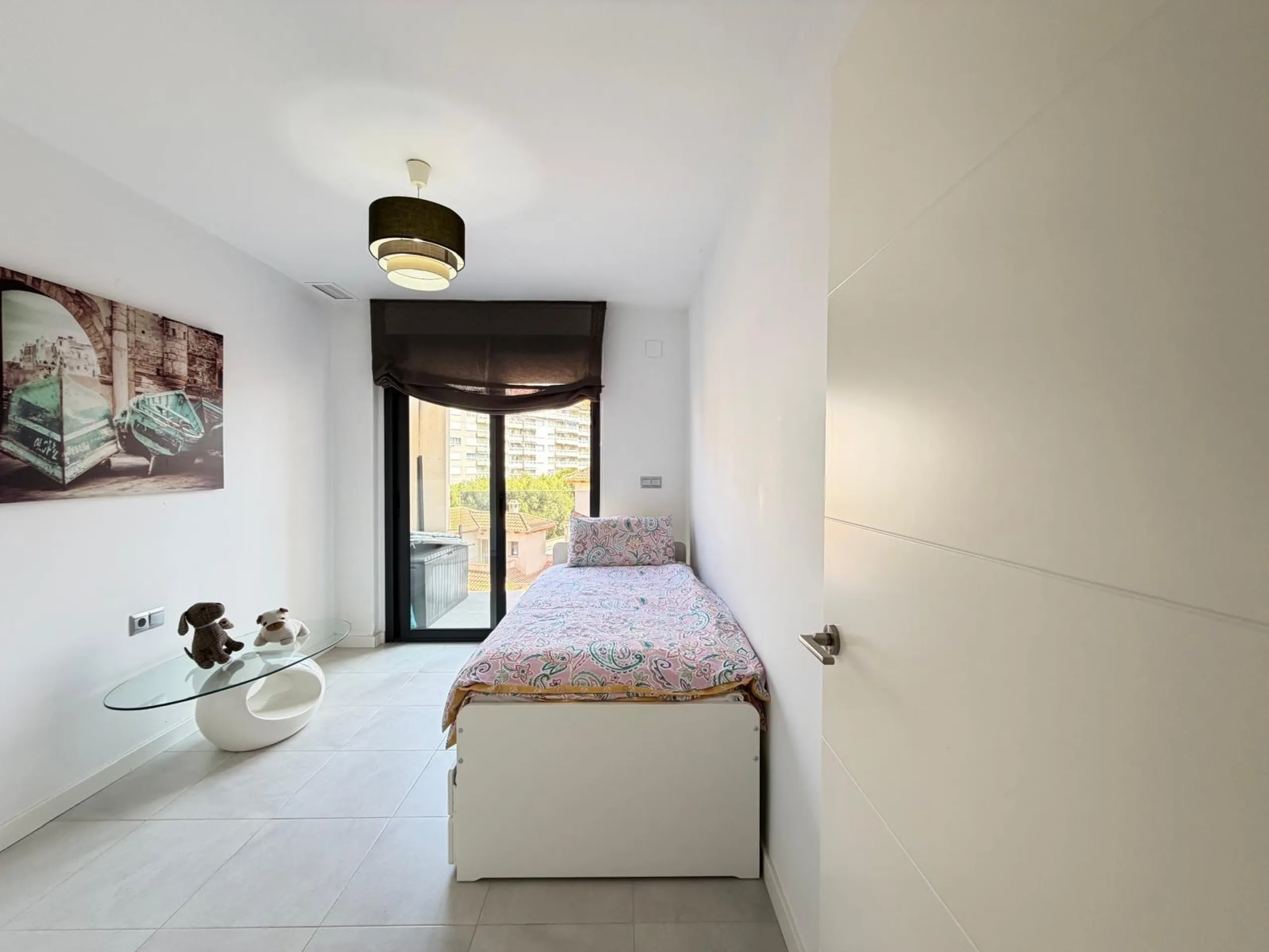 АПАРТАМЕНТЫ С ПРИВАТНЫМ УЧАСТКОМ 30 М2 В КАМПОАМОР. 3 СПАЛЬНИ. 2 ВАННЫЕ. ПЛОЩАДЬ 93 М2. ОБЩИЙ БАССЕЙН