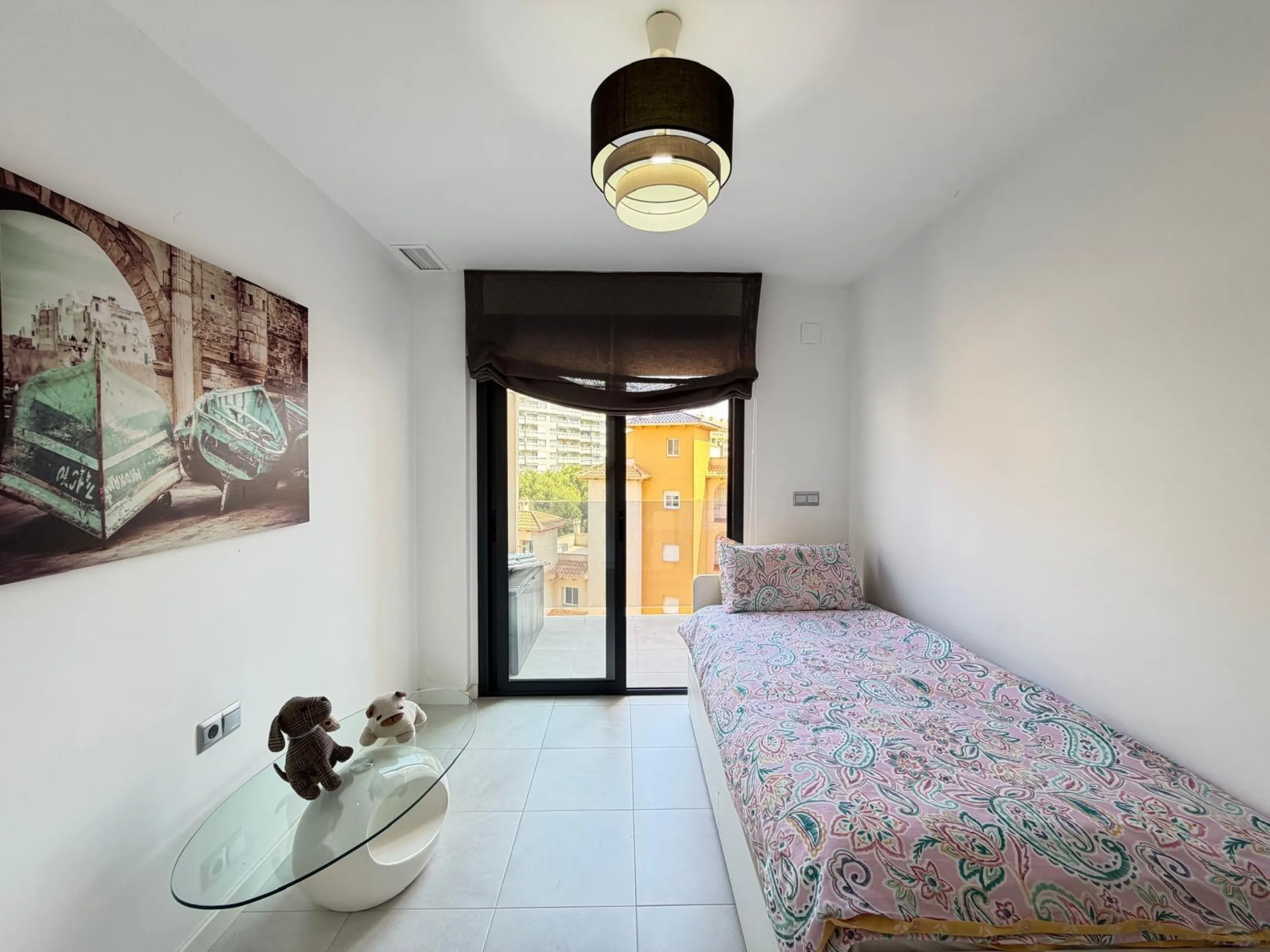 АПАРТАМЕНТЫ С ПРИВАТНЫМ УЧАСТКОМ 30 М2 В КАМПОАМОР. 3 СПАЛЬНИ. 2 ВАННЫЕ. ПЛОЩАДЬ 93 М2. ОБЩИЙ БАССЕЙН