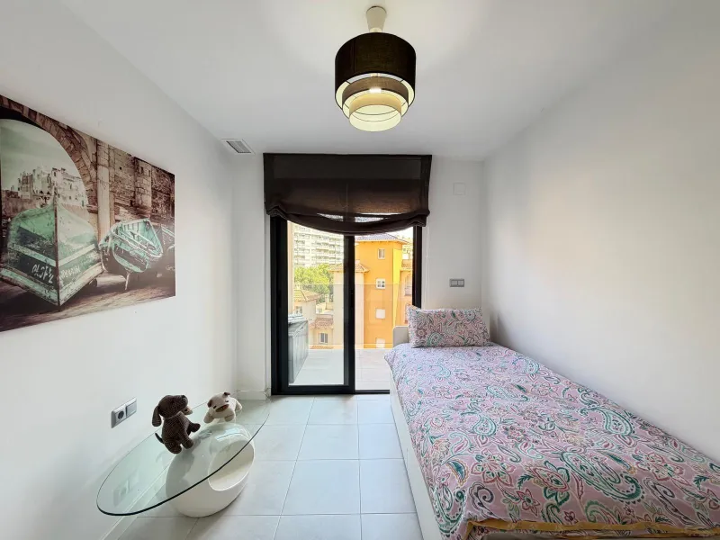 АПАРТАМЕНТЫ С ПРИВАТНЫМ УЧАСТКОМ 30 М2 В КАМПОАМОР. 3 СПАЛЬНИ. 2 ВАННЫЕ. ПЛОЩАДЬ 93 М2. ОБЩИЙ БАССЕЙН
