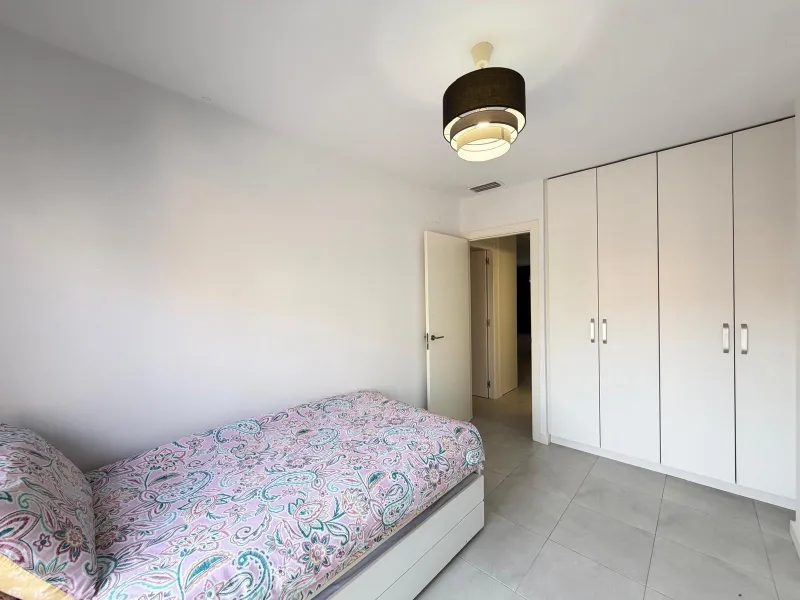 АПАРТАМЕНТЫ С ПРИВАТНЫМ УЧАСТКОМ 30 М2 В КАМПОАМОР. 3 СПАЛЬНИ. 2 ВАННЫЕ. ПЛОЩАДЬ 93 М2. ОБЩИЙ БАССЕЙН