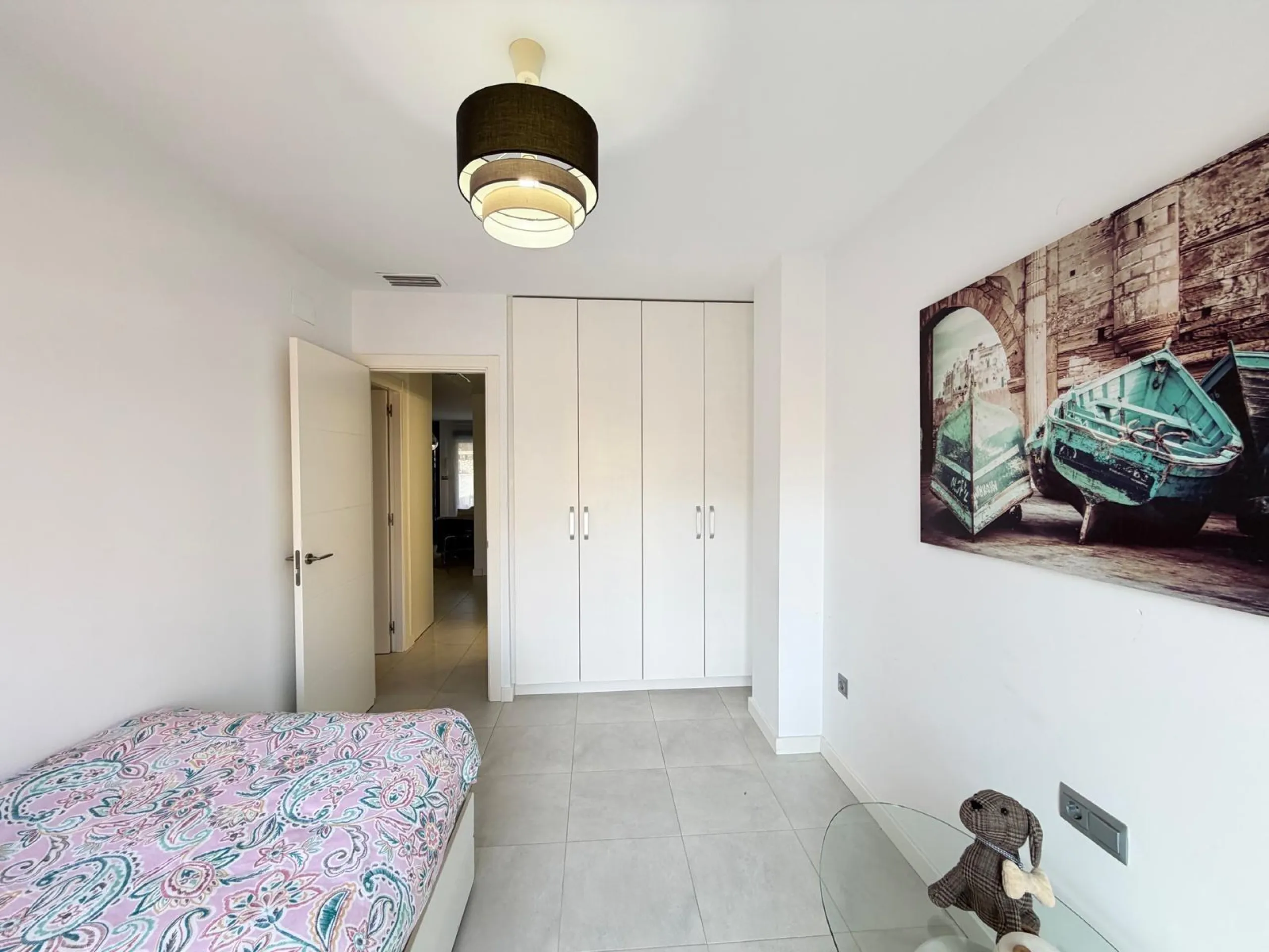 АПАРТАМЕНТЫ С ПРИВАТНЫМ УЧАСТКОМ 30 М2 В КАМПОАМОР. 3 СПАЛЬНИ. 2 ВАННЫЕ. ПЛОЩАДЬ 93 М2. ОБЩИЙ БАССЕЙН