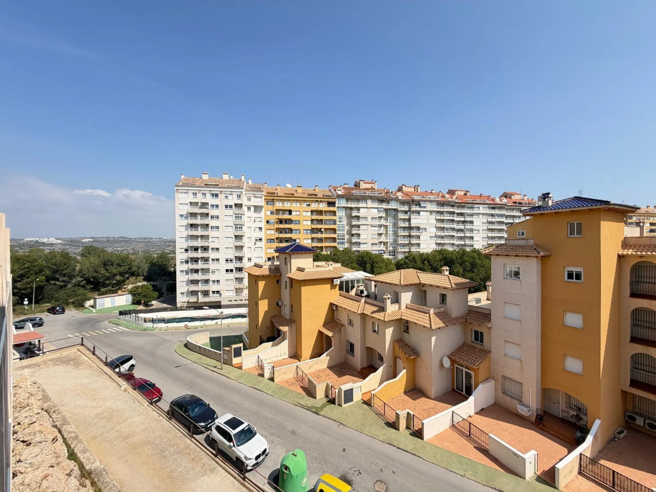 АПАРТАМЕНТЫ С ПРИВАТНЫМ УЧАСТКОМ 30 М2 В КАМПОАМОР. 3 СПАЛЬНИ. 2 ВАННЫЕ. ПЛОЩАДЬ 93 М2. ОБЩИЙ БАССЕЙН