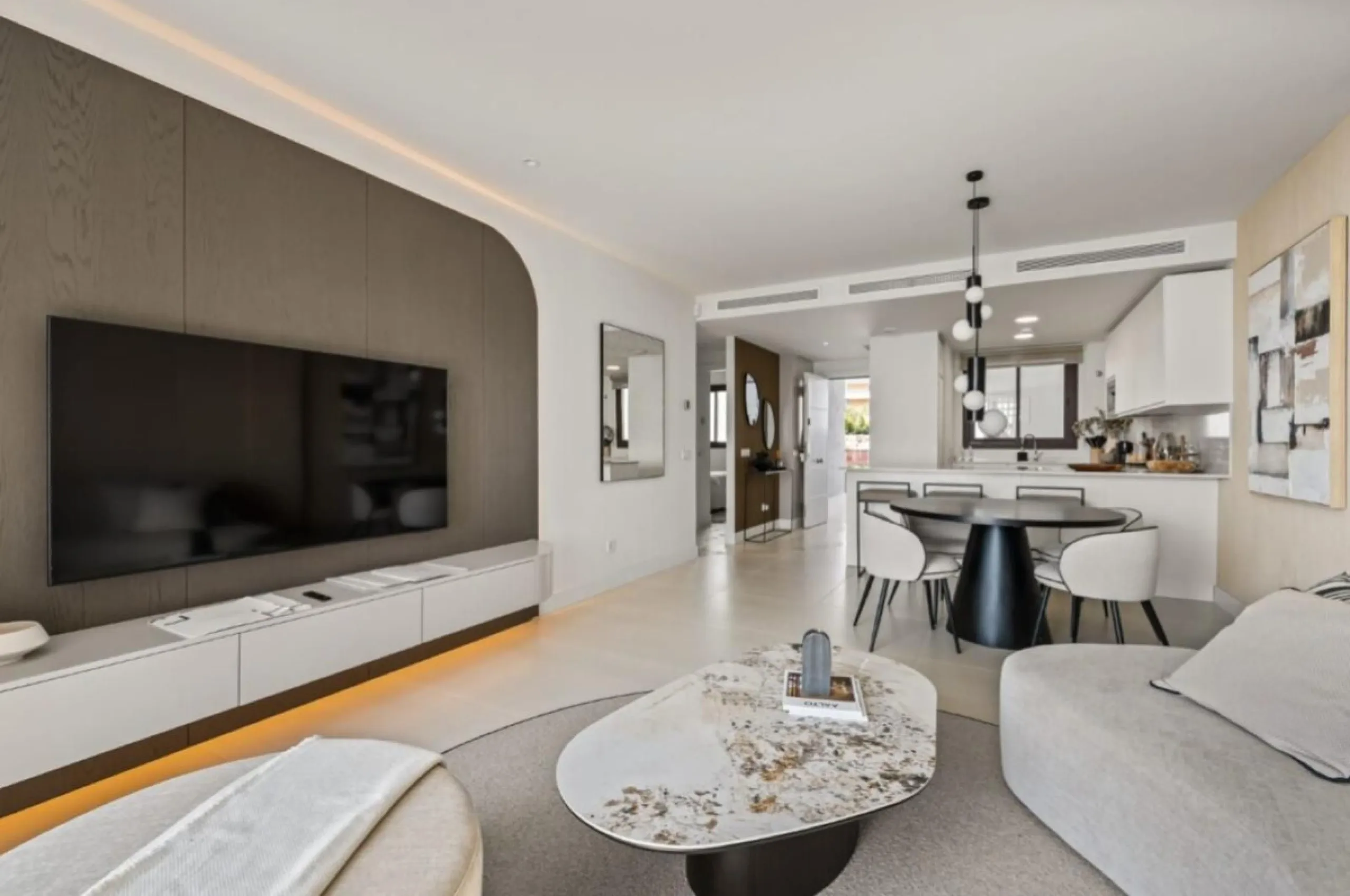 Höchster Wohnkomfort an der Küste: Dieses außergewöhnliche Penthouse in Reserva del Higuerón liegt nur 400 Meter von den goldenen Stränden Fuengirolas entfernt