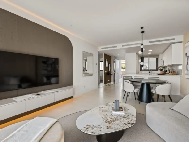 Höchster Wohnkomfort an der Küste: Dieses außergewöhnliche Penthouse in Reserva del Higuerón liegt nur 400 Meter von den goldenen Stränden Fuengirolas entfernt